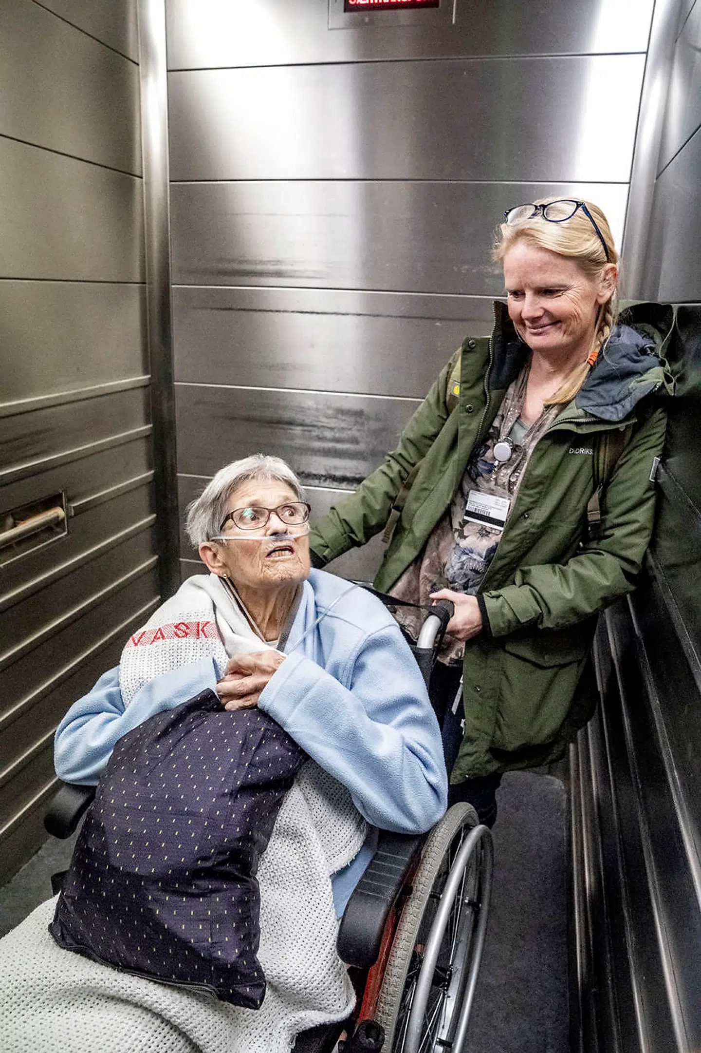 Afdelingssygeplejerske Åse Bonde på geriatrisk sektion på Glostrup sygehus følger Birgit Frost på 81, der i denne omgang har været indlagt i 3 uger, men som i dag bliver udskrevet, hjem.