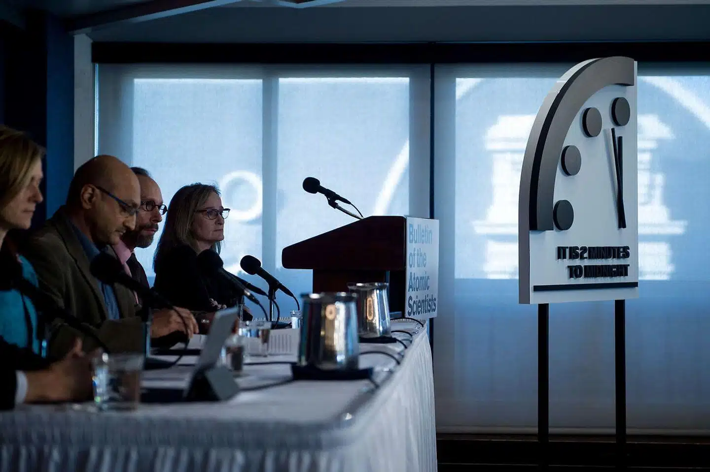 I januar flyttede forskere viseren på det såkaldte dommedagsur frem med 30 sekunder, så vi nu billedligt talt er to minutter fra den totale katastrofe. Når det gælder mediernes rubrikker hjælper det lille ord »kan« ofte med at male fanden på væggen.