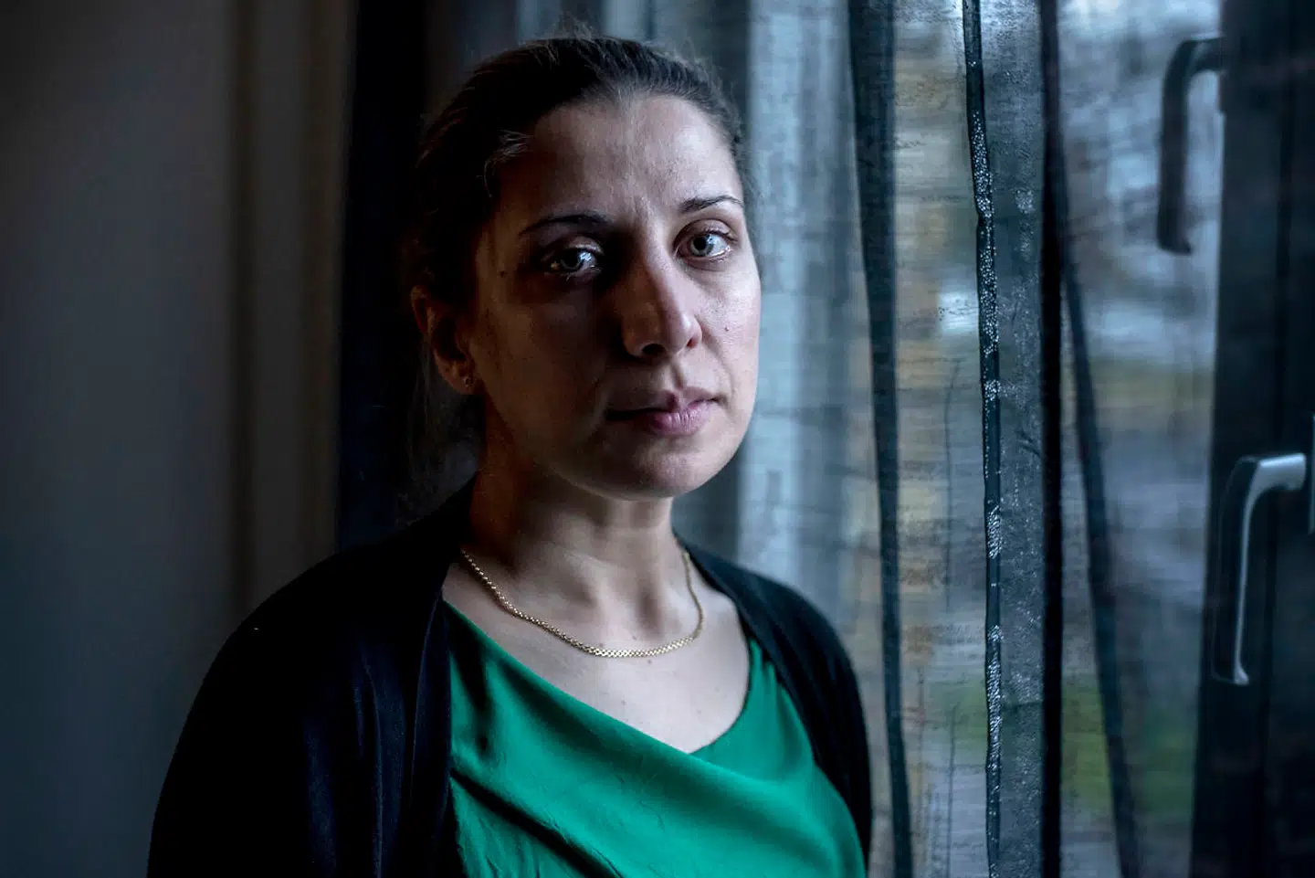 Roxana er blevet truet, efter at hendes søn har vidnet i en skudsag. Hun har rødder i Iran, men har boet i Danmark, siden hun var tre måneder gammel.