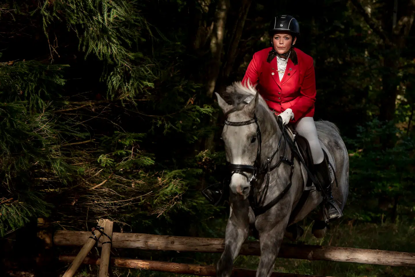 Sabrina Solis og hesten Albert red også hubertusjagt sammen sidste år. Hun har lært ham ikke at være bange for vandpytter. Faktisk var han heller ikke så glad for spring ... I dag er han ingen bangebuks, og på søndag rider de igen sammen i Dyrehaven.