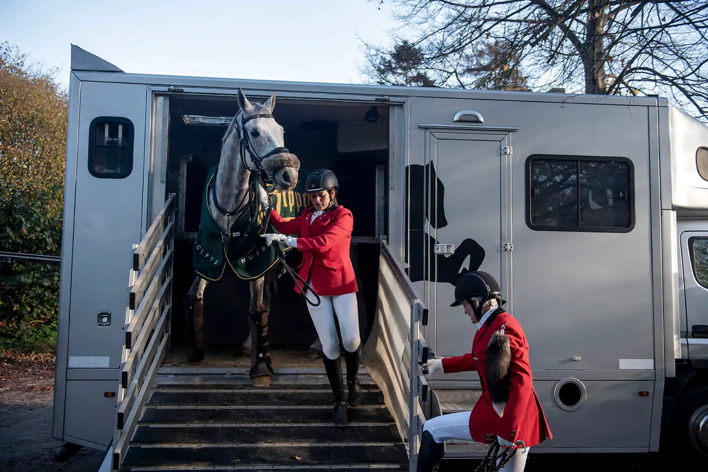 Sabrina og hesten Albert ankommer til Jægersborg Hegn. Det er godt, at Albert er i bil, for han har absolut ingen stedsans, fortæller hans rytter.
