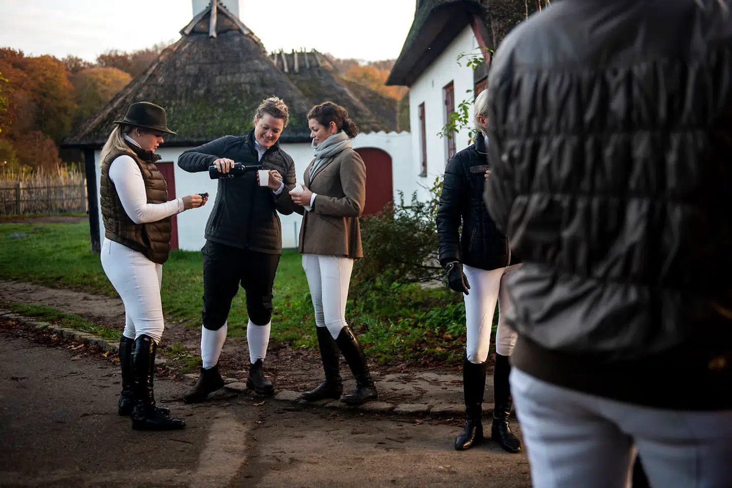 Det er en tradition at få en lille skarp, inden man rider ud om morgenen.