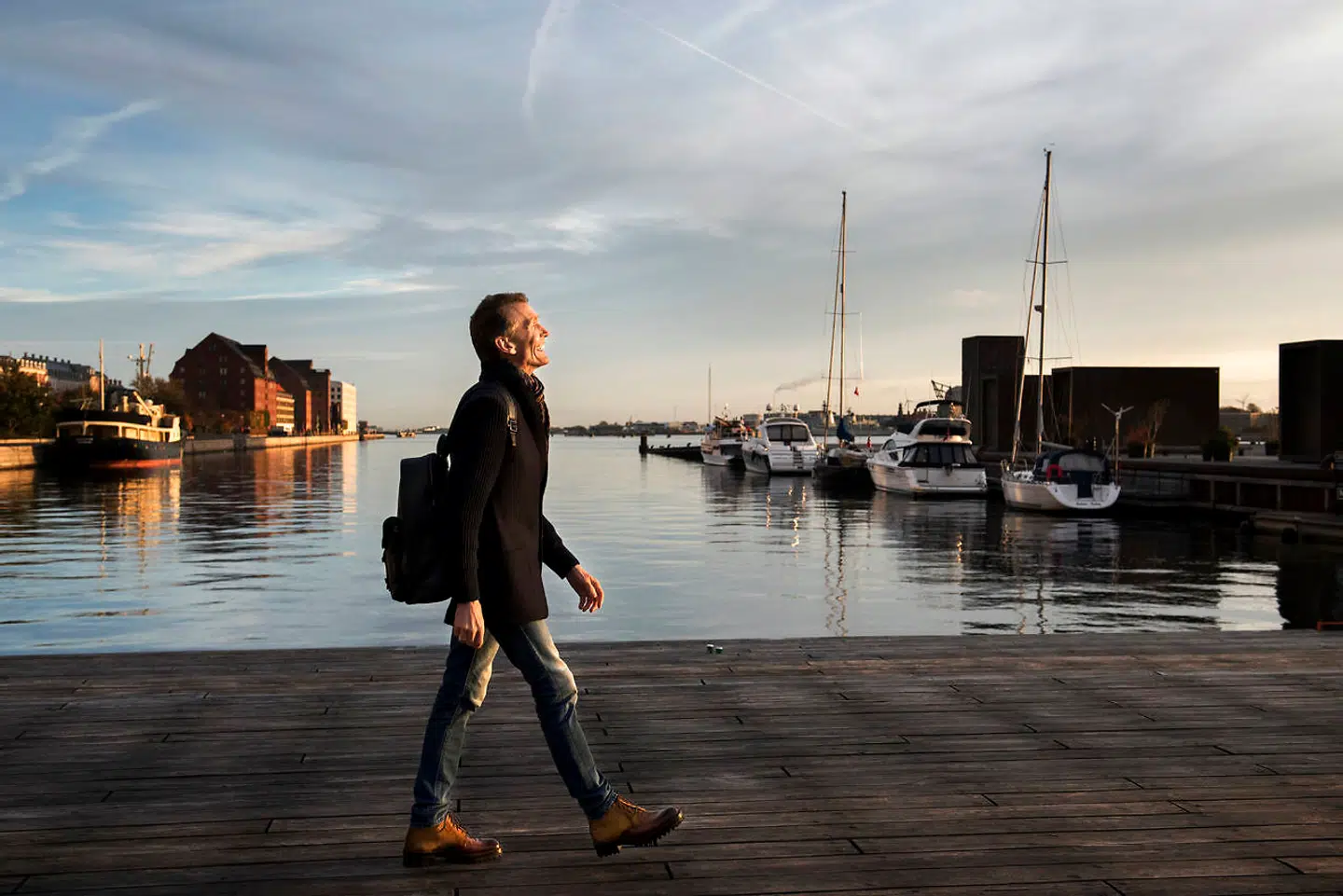 Ole Henriksen elsker at gå morgentur. Her går han ved Københavns Havn.