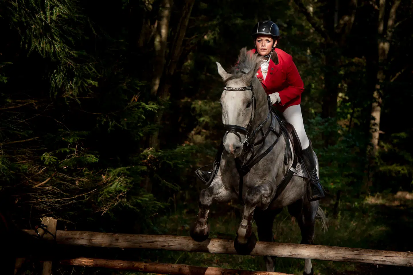 Sabrina og hesten Albert fotograferet til ponyrævehalejagten i Jægersborg Hegn.