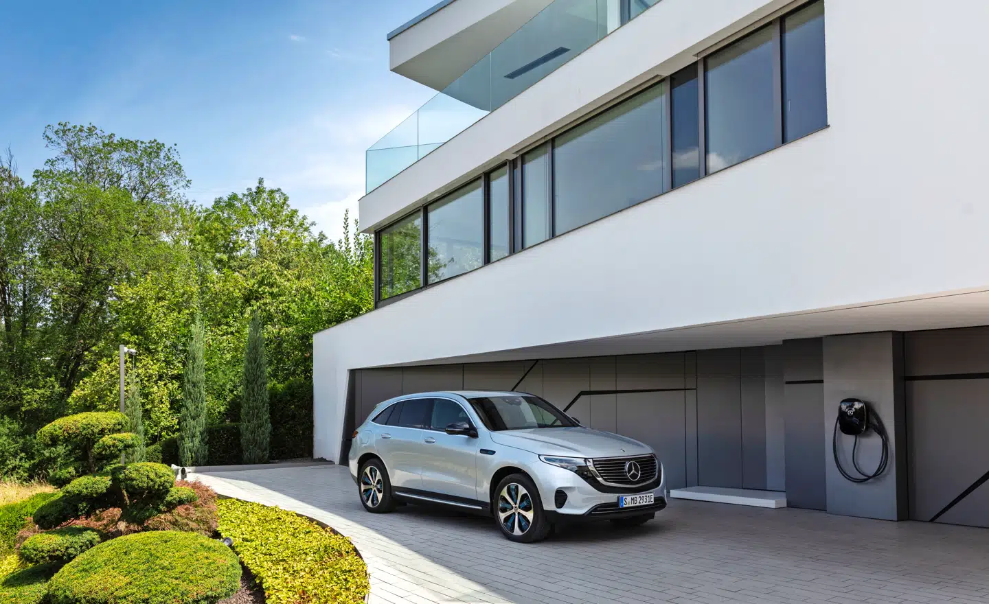 Mercedes-Benz EQC 400 4MATIC er Mercedes’ største el-bil under det nye EQ-brand. Det er en fuldelektrisk SUV med en rækkevidde på +400 km på en opladning, og den introduceres i 2019. Foto: PR
