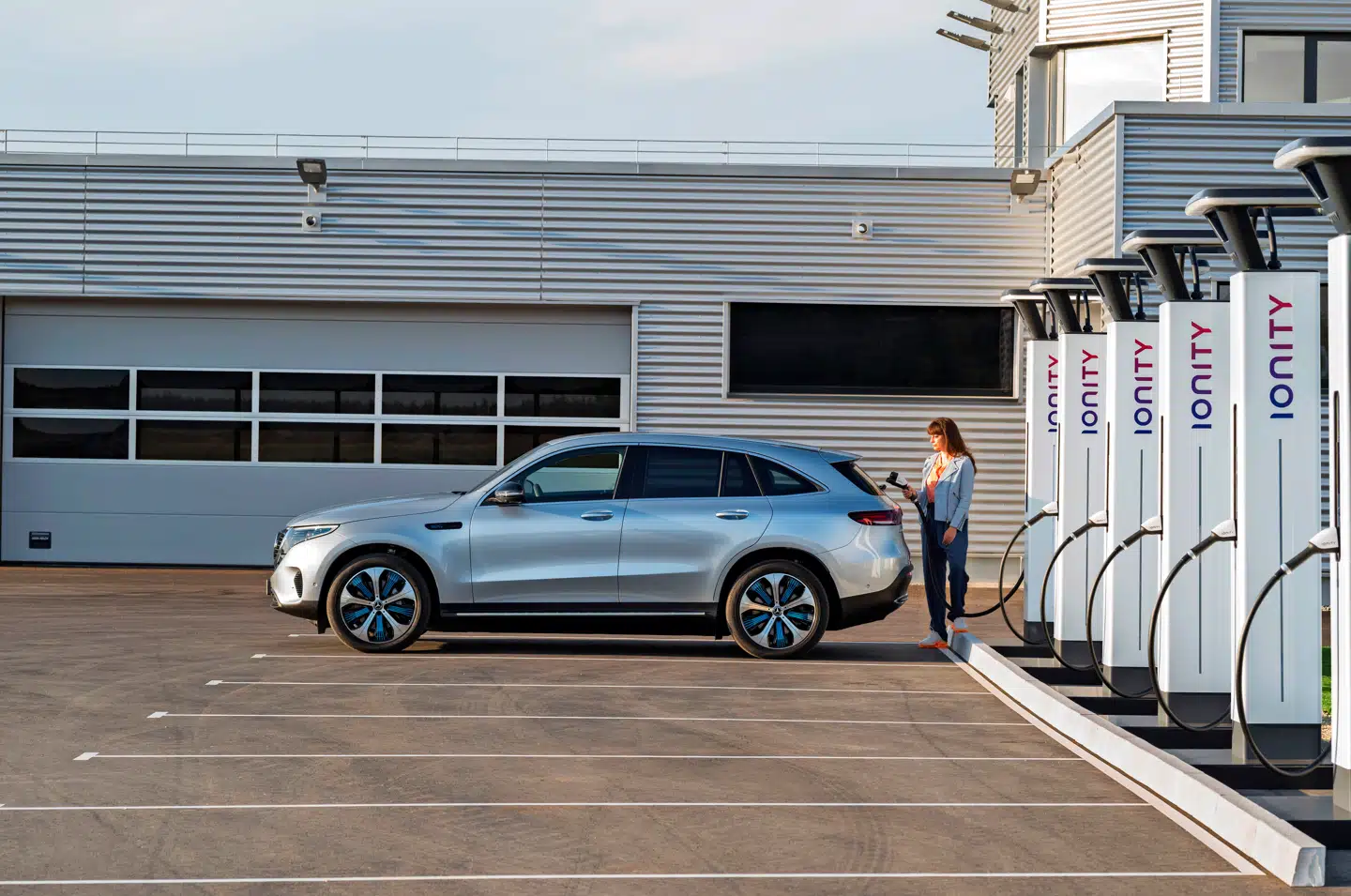 Mercedes-Benz EQC er blot en af en række el-biler, der rammer markedet frem mod 2022, og udviklingen går lige nu så stærkt, at den el-bil du køber i dag kan være forældet om et par år. Foto: PR