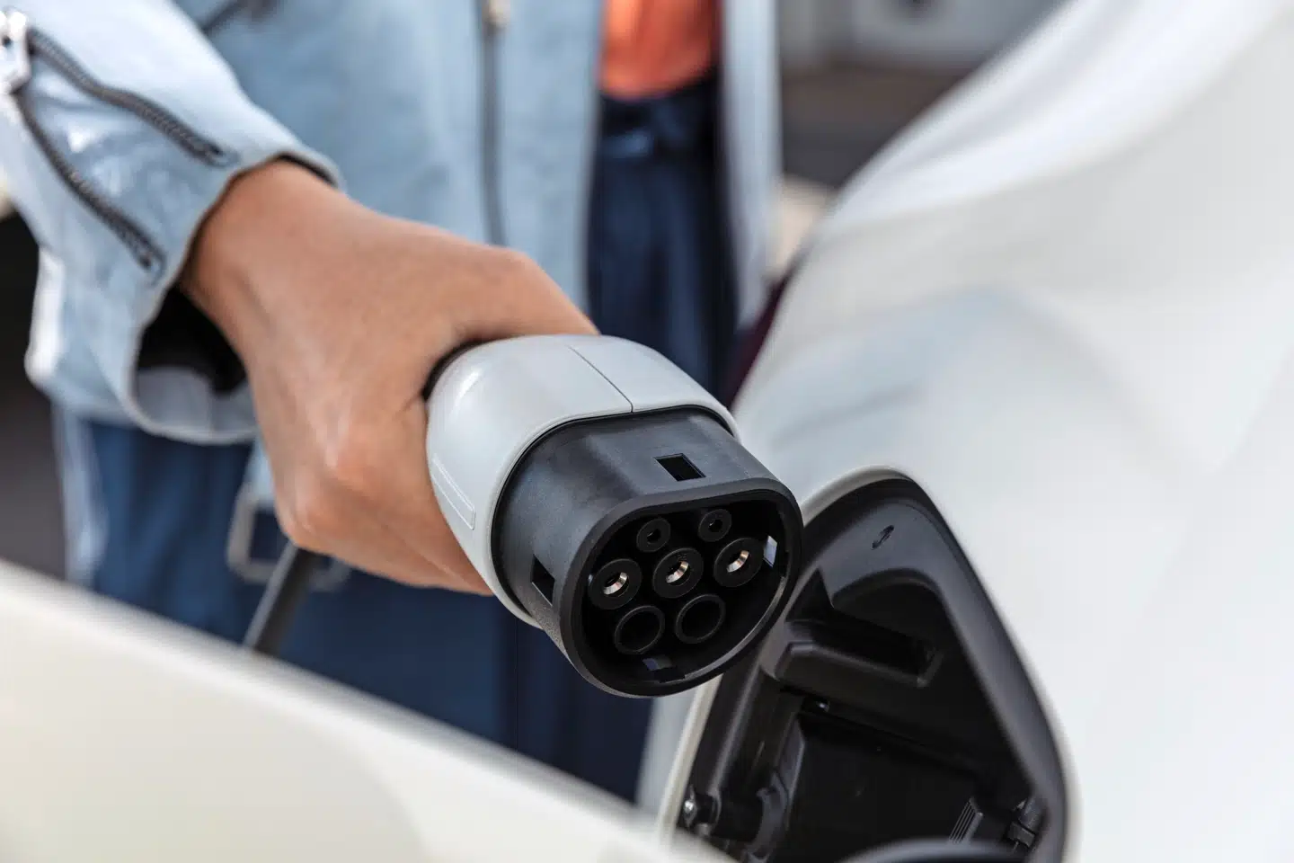Med en lynlader kan Mercedes nye el-bil EQC lades fra 0 til 80 pct. på under en time.