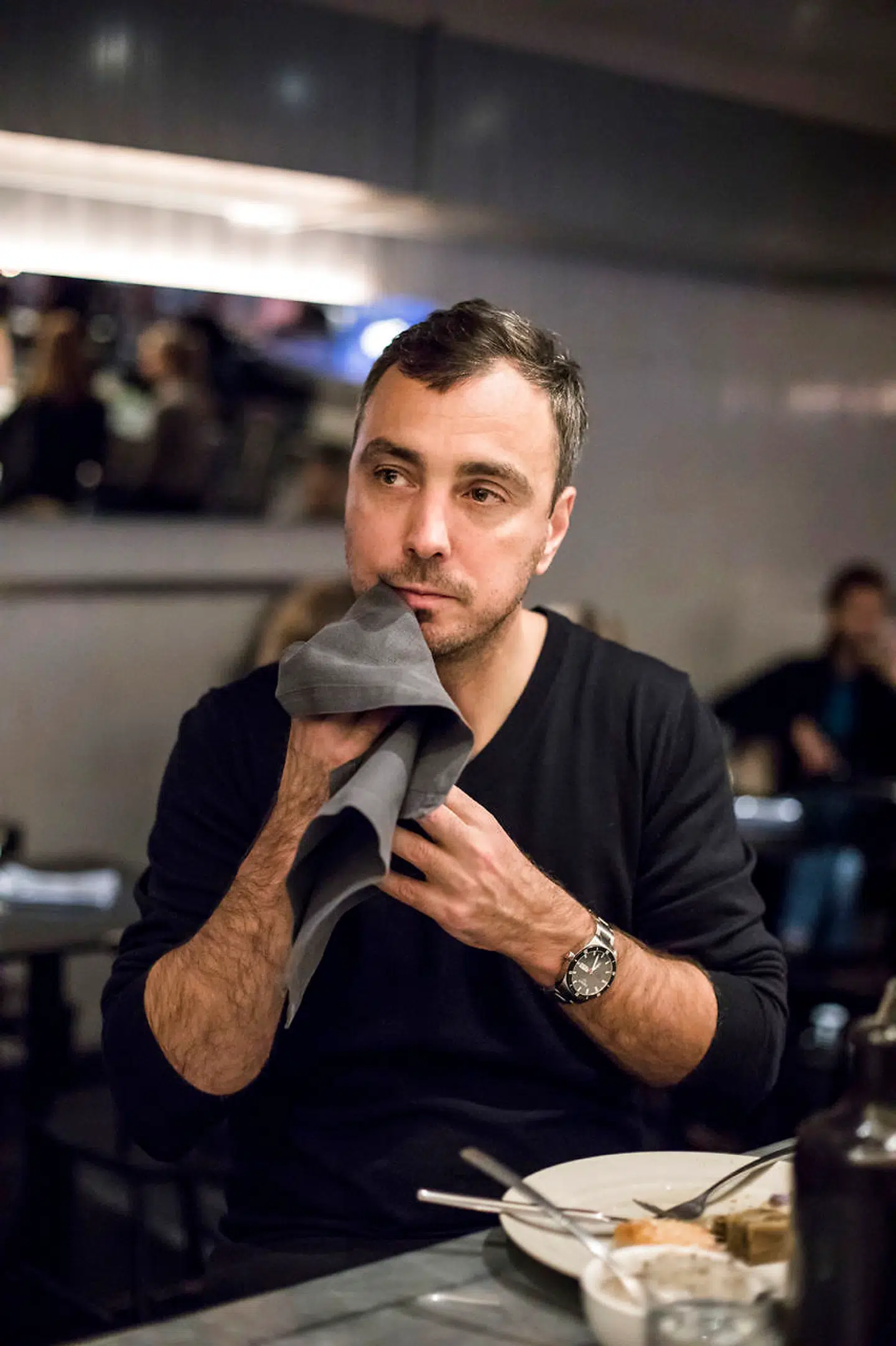 Tendensen 'masturdating' lader til at være støt stigende i Danmark. Flere og flere danskere går alene på restaurant, og restauranter indretter blandt andet deres lokaler herefter. Matias Dalsgaard er direktør og stifter af GoMore. Han går ofte ud og spiser alene. I aften på Kødbyens Fiskebar.