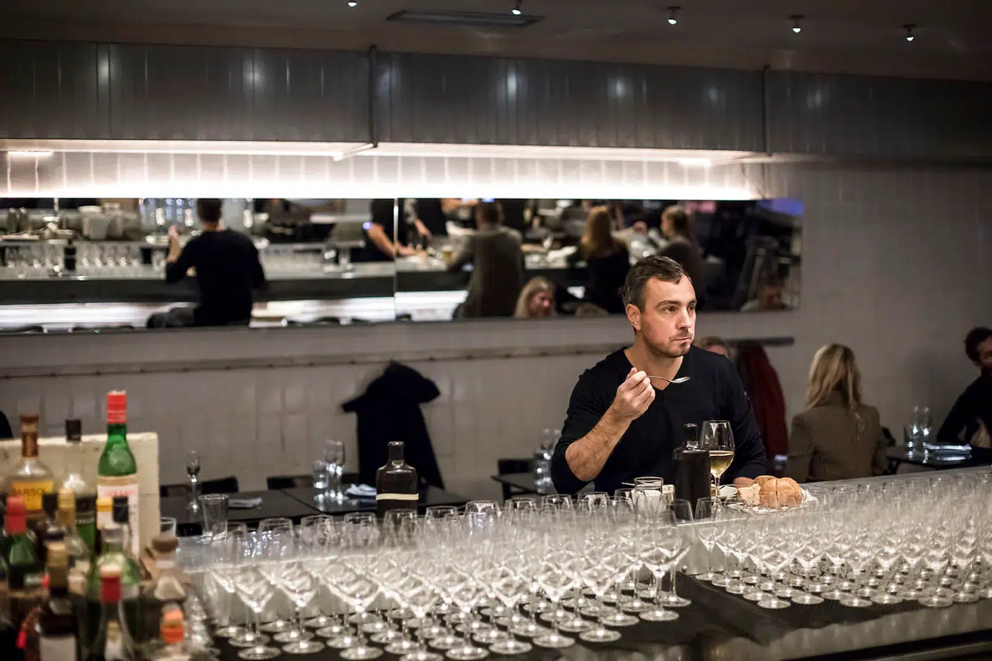 Det kan måske føles ensomt at sætte sig til rette og spise en middag alene, men ifølge Matias Dalsgaard handler det i høj grad om humør. Hvis du føler dig ensom, så kommer du til at ligne en, der er ensom. Hvis du føler dig glad og ovenpå, så kommer du til at ligne kongen af verden.