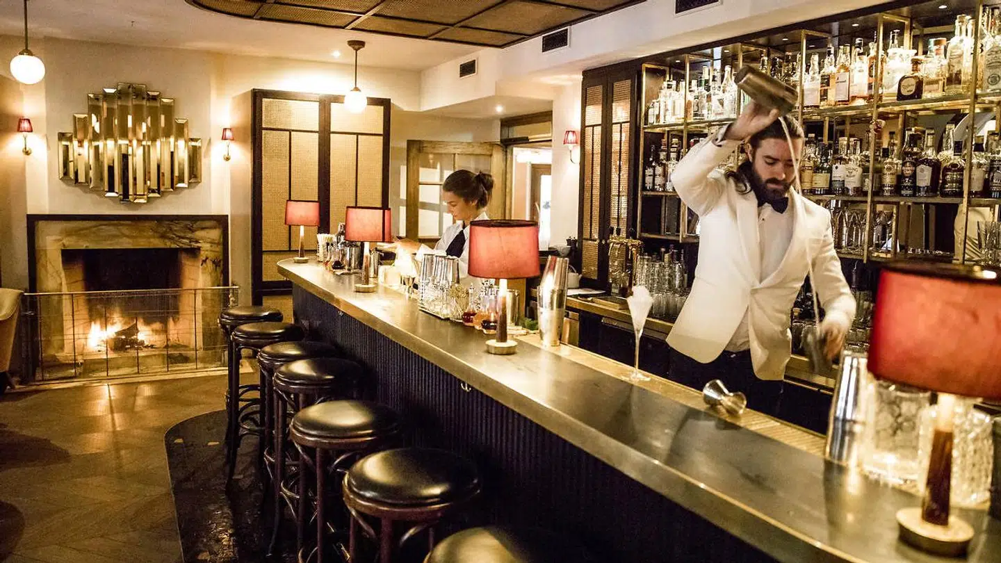 Der mikses i baren på Tata.