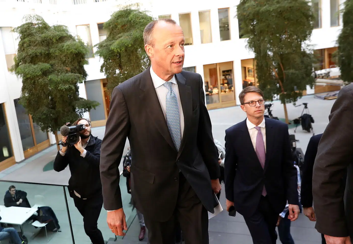 Friedrich Merz er én af de kandidater, der stiller op til at blive CDU-formand. Merkel og Merz er alt andet end gode venner. Ikke alene er Merz væsentlig mere konservativ end Merkel; I 2002 måtte Merz lide den tort, at han tabte sin gruppeformandspost til Merkel. Hun havde lavet en studehandel med CSUs formand, Edmund Stoiber uden at indvie Merz.