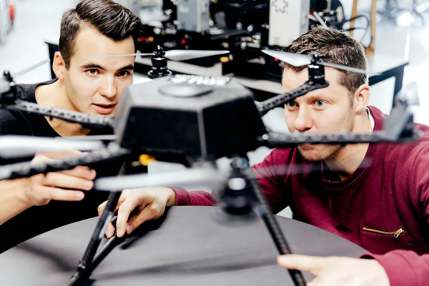 Sebastian Duus og Benjamin Mejnertz fra dronevirksomheden Creative Sight udvikler en autonomt flyvende drone, som kan identificere buler og slitage på skibe. Dronen kan videreudvikles til at inspicere vindmøller, skorstene, elmaster og meget andet.