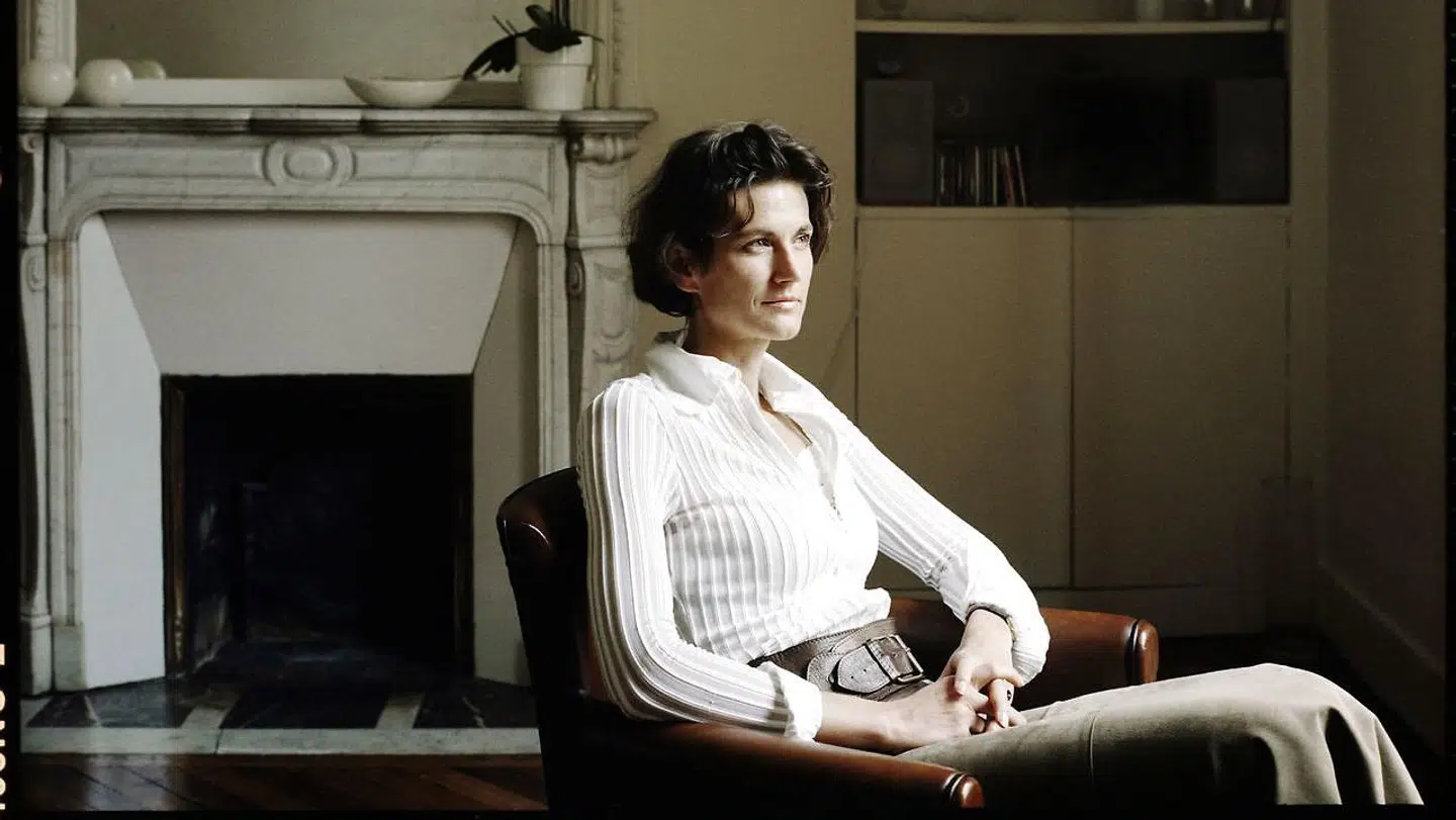 Janne Tellers essaysamling »At gå nøgen« bør tjene som skrækeksempel på, at selvom man er en fremragende skønlitterær forfatter, betyder det ikke, at man har noget originalt eller begavet at sige sin samtid, mener Berlingskes anmelder.