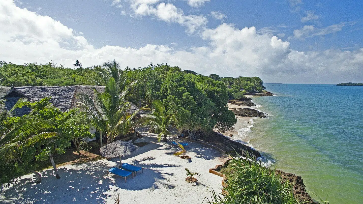 Der er hoteller og bungalows i første række rundt om hele Zanzibars hovedø. Her er det Nyati Beach Lodge. Fotos: Anders-Peter Landert og PR