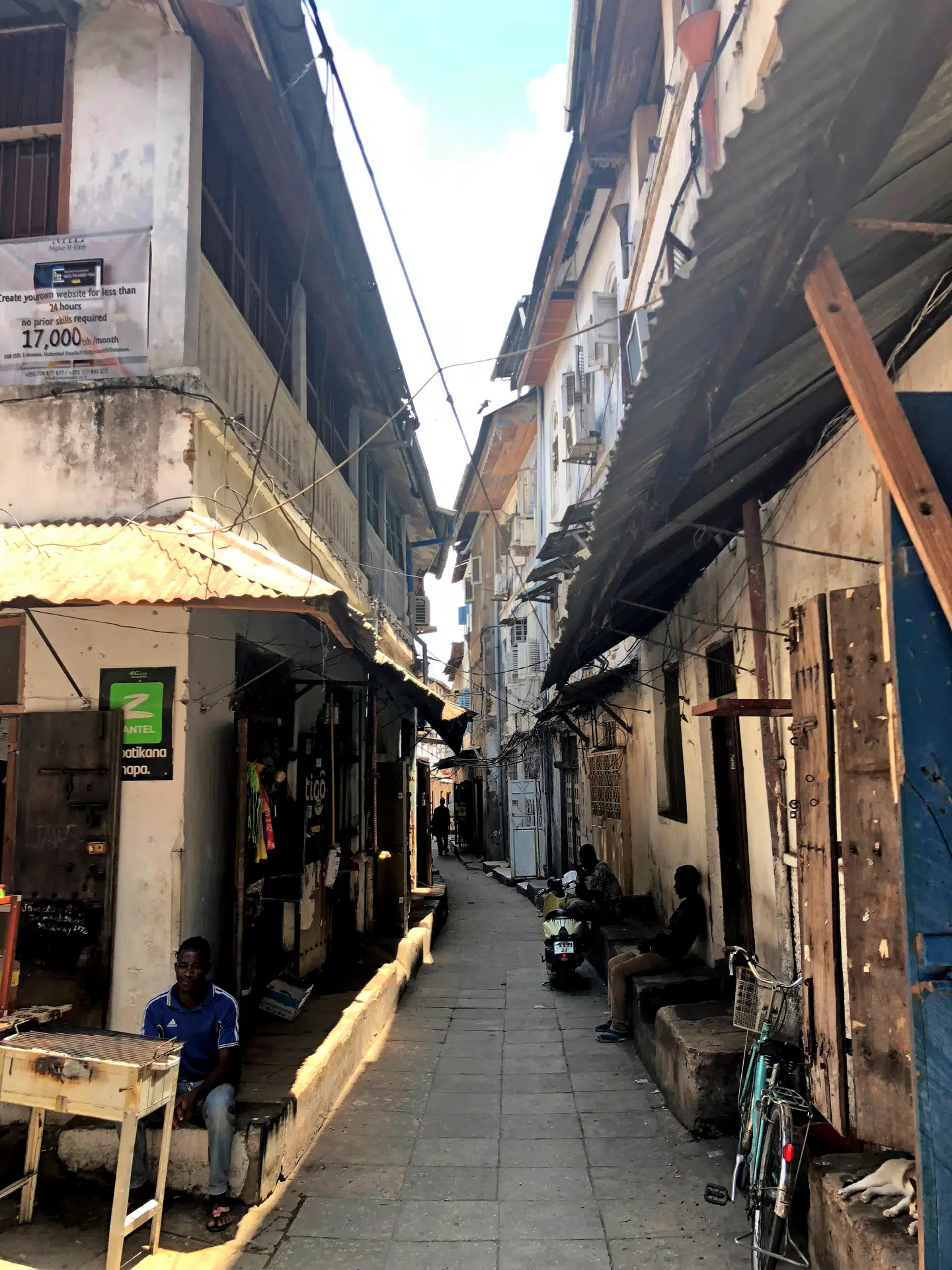 Stone Towns gader er smalle og labyrintiske, og et kort hjælper ikke, for der er ingen vejnavne at navigere efter.
