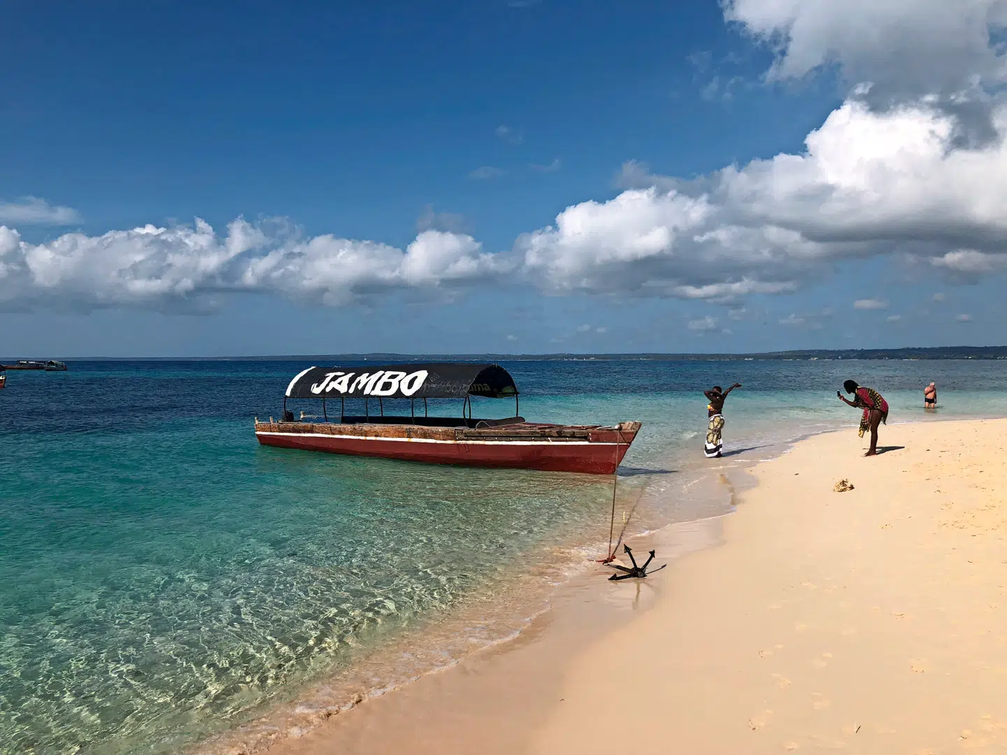 De kridhvide sandstrande og det azurblå hav er den største årsag til, at turisterne vælger Zanzibar.