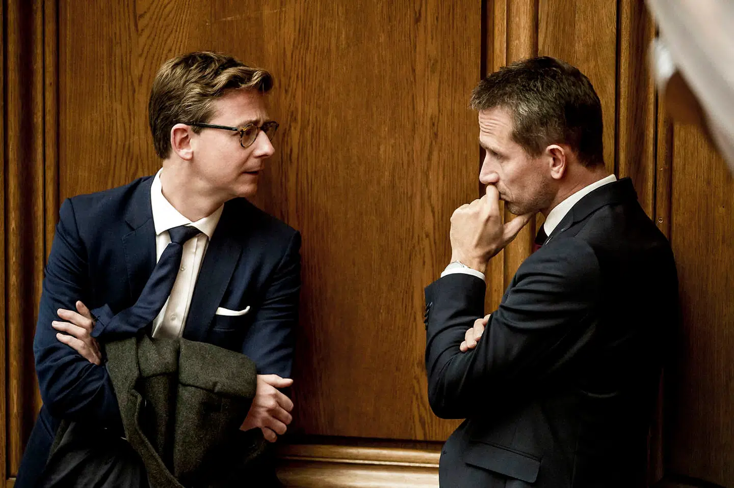 Finansminister Kristian Jensen, der her ses med skatteminister Karsten Lauritzen, siger ganske vist, at der ikke skal skæres i skattevæsenet, men de kommende års budgetter for de respektive styrelsers årsværk taler et andet sprog.