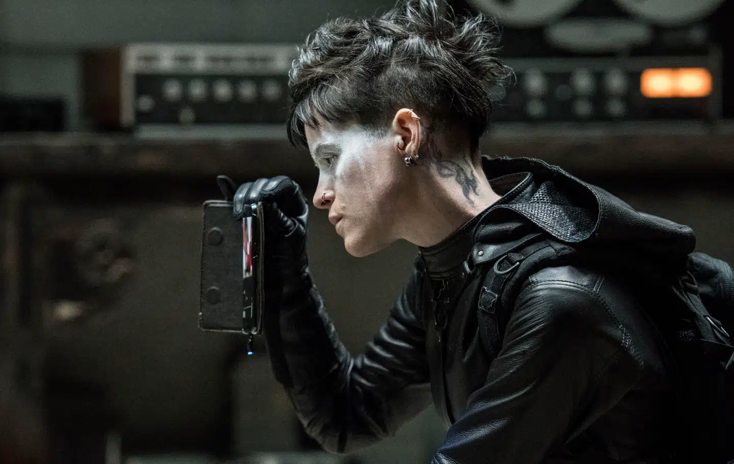 Claire Foy gør, hvad hun kan for at give dybde til Lisbeth Salander, men er oppe imod et manuskript, der har suget alt det spændende ud af karakteren.