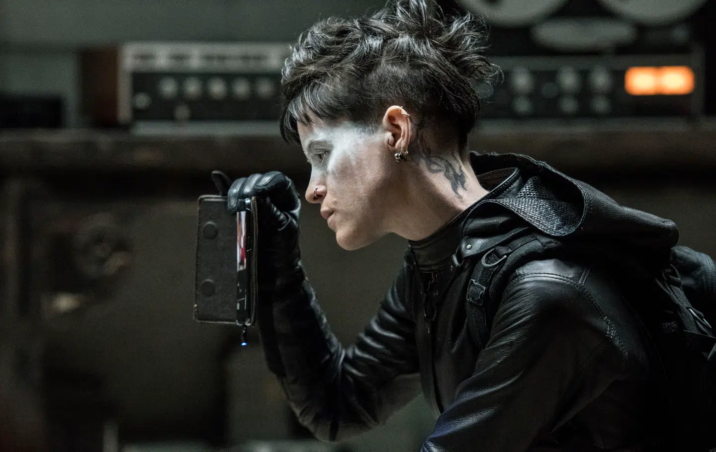 Claire Foy gør, hvad hun kan for at give dybde til Lisbeth Salander, men er oppe imod et manuskript, der har suget alt det spændende ud af karakteren.