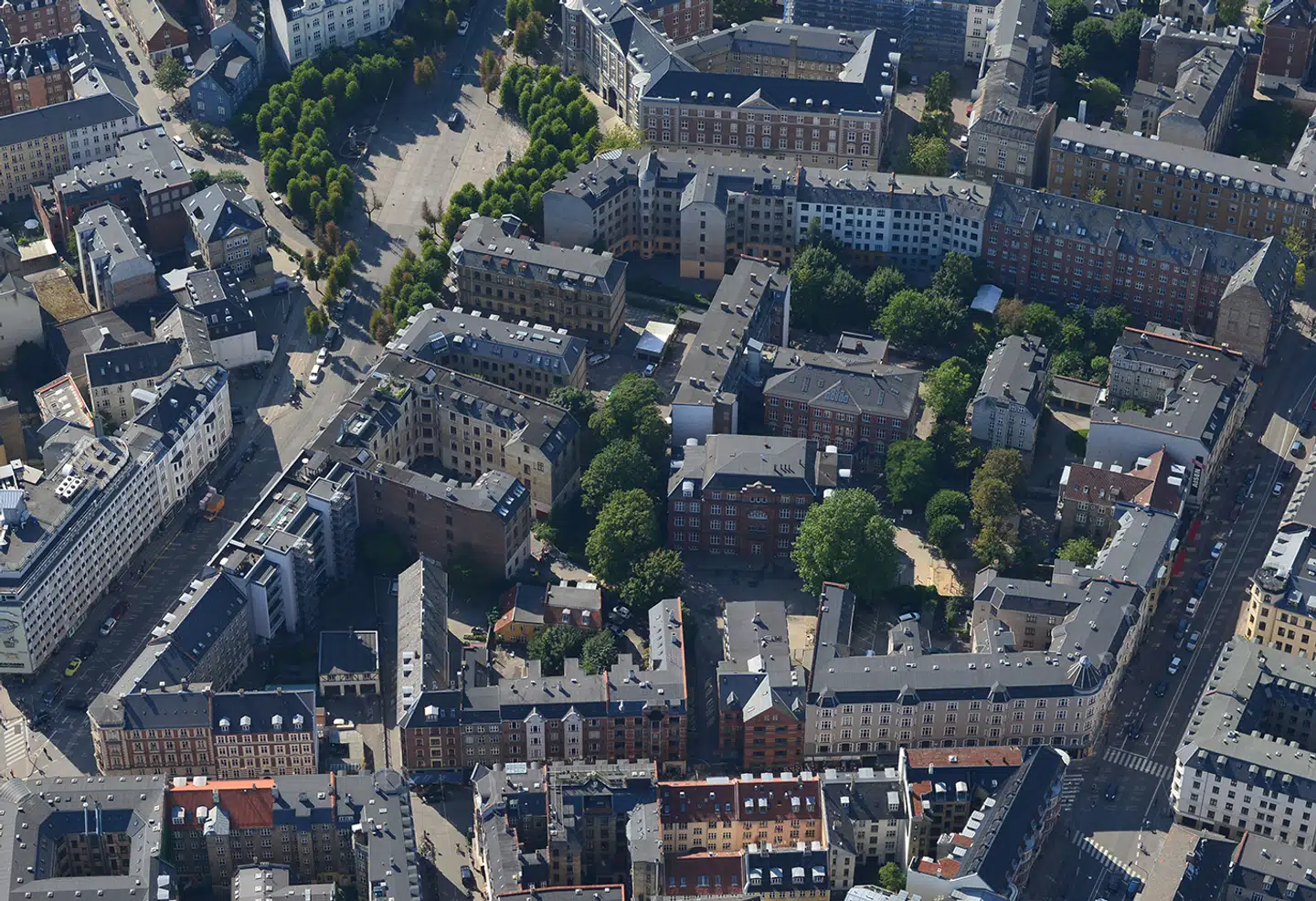 Den Franske Skole og dens grund set fra luften. Planerne for området er konkretiseret i en ny startredegørelse, som politikerne nu skal tage stilling til, om der skal arbejdes videre med.