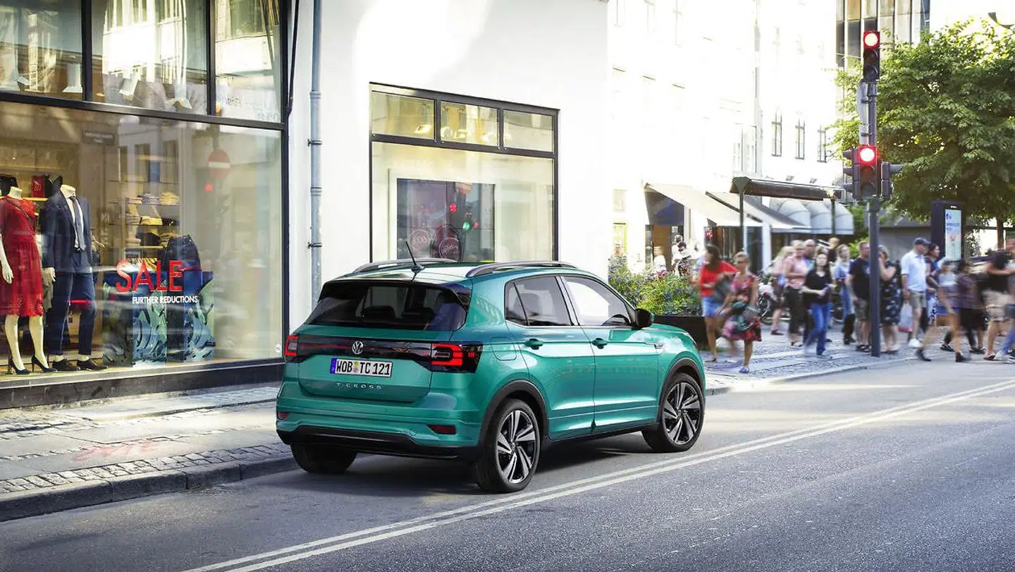 Designet virker friskt og attraktivt, og det mørke refleksbånd mellem baglygterne leder tankerne hen på Audi Q8