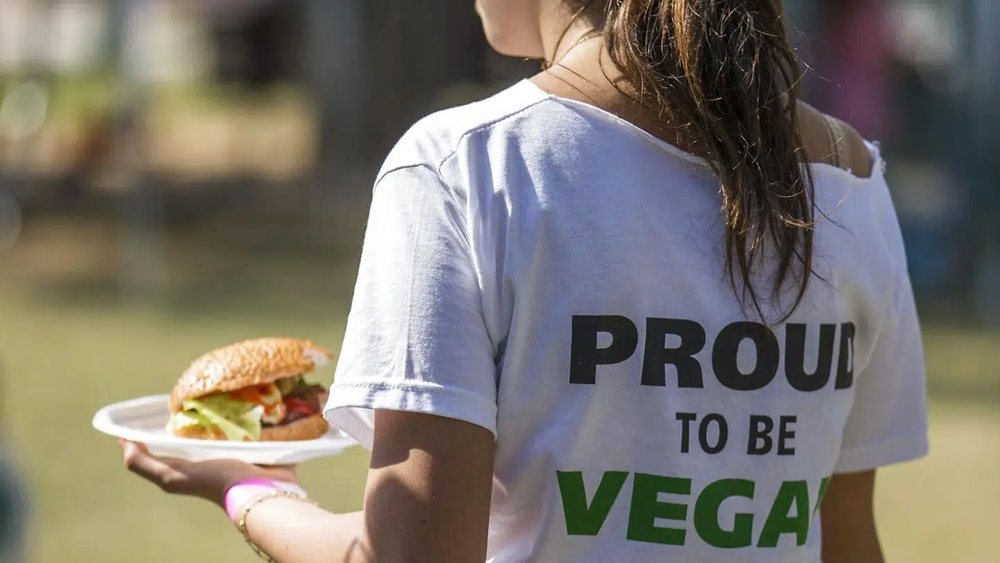 Hendes T-shirt fortæller én del af historien – »Stolt af at være veganer« – og hendes burger fortæller en anden. Burgeren er baseret på plantebaseret køderstatning, som er et marked, der inden 2021 ventes at vokse globalt til 40 milliarder kroner.