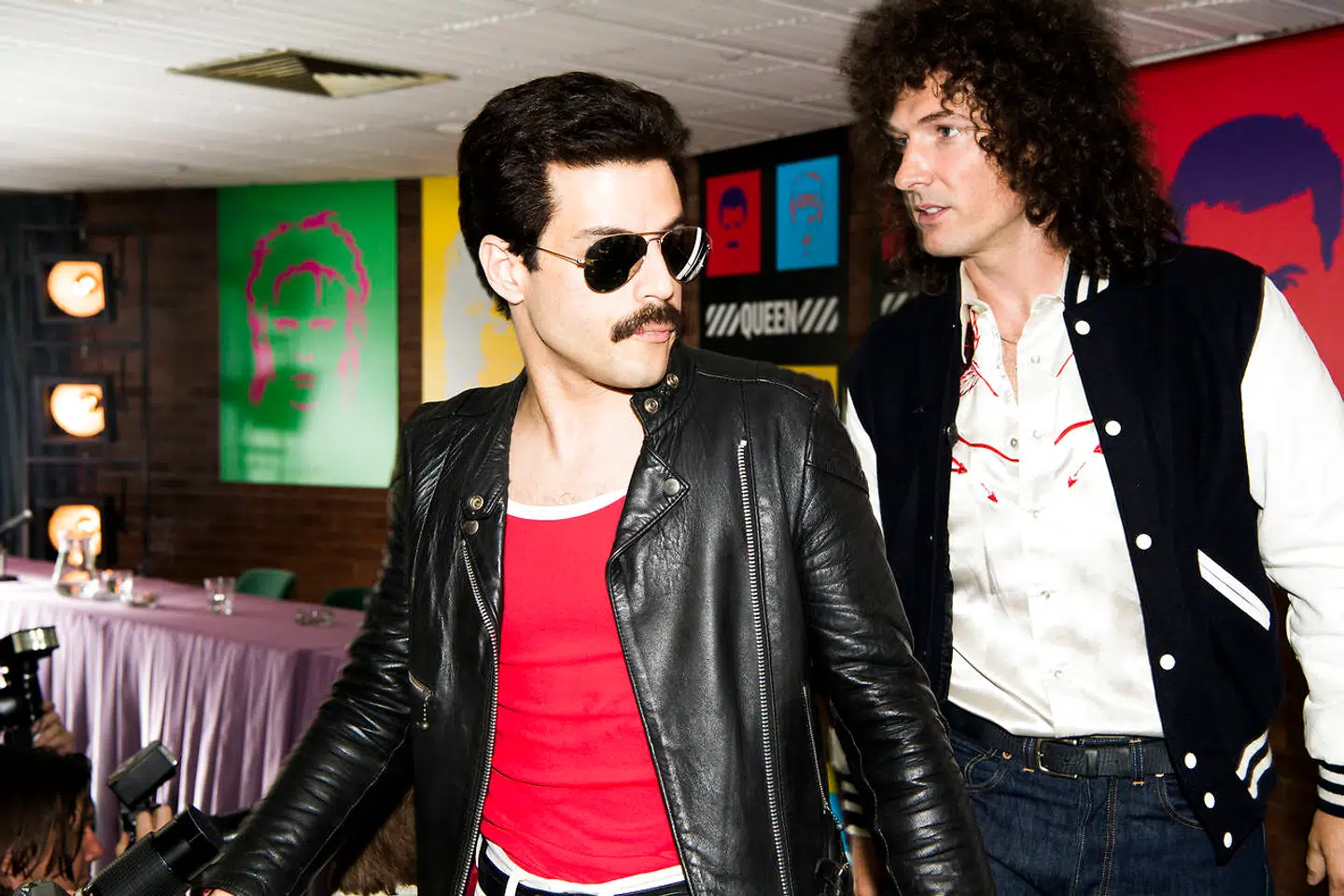Rami Malek (Freddie Mercury) og Gwilym Lee (Brian May) spiller verdensstjernerne fra Queen.