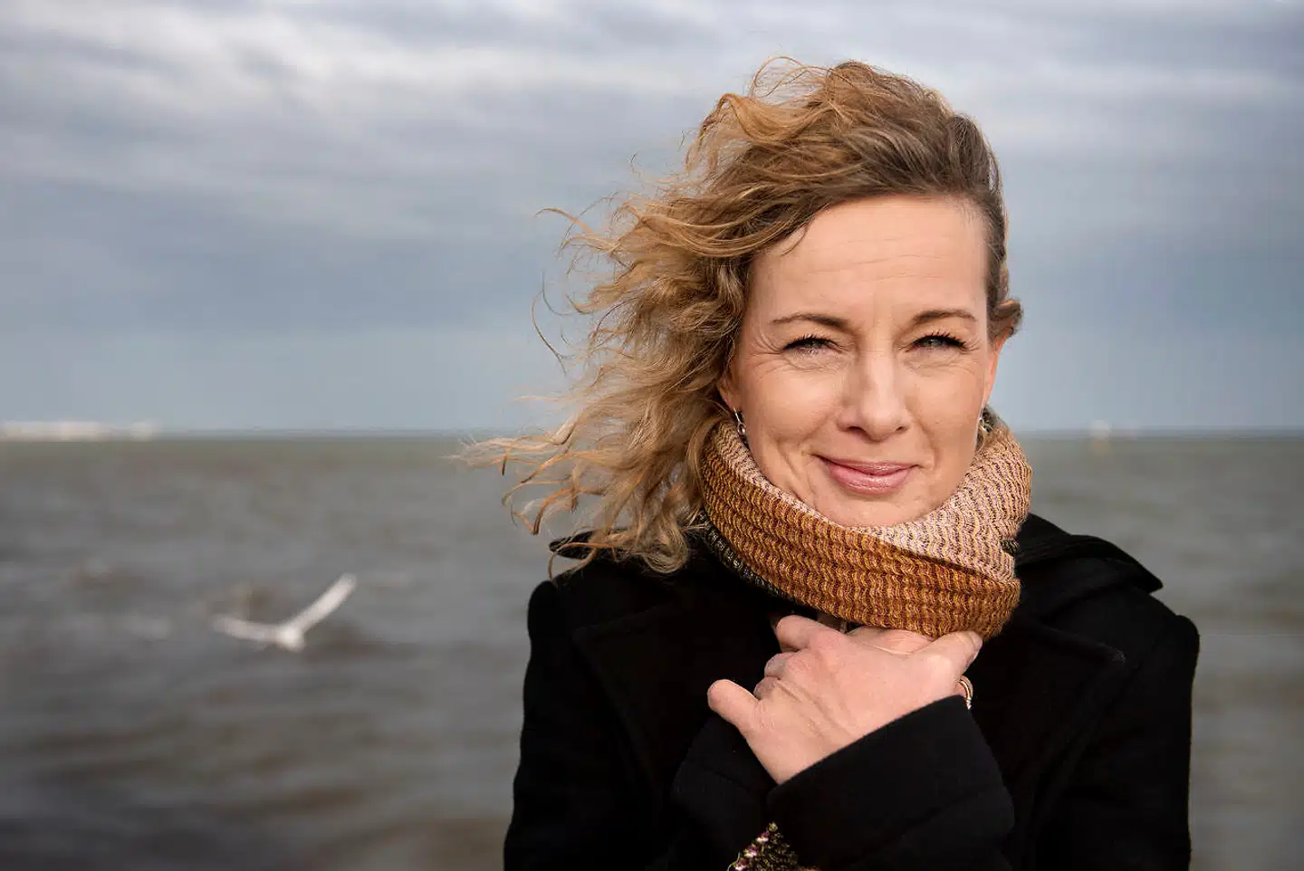 Lotte Kaa Andersen slog igennem med romanen »Hambros Allé 7-9-13« i 2015 om livet i reservatet i Hellerup. Nu kommer hendes tredje og sidste roman i trilogien, »Syv sind«. Her er hun fotograferet i Hellerup Havn.