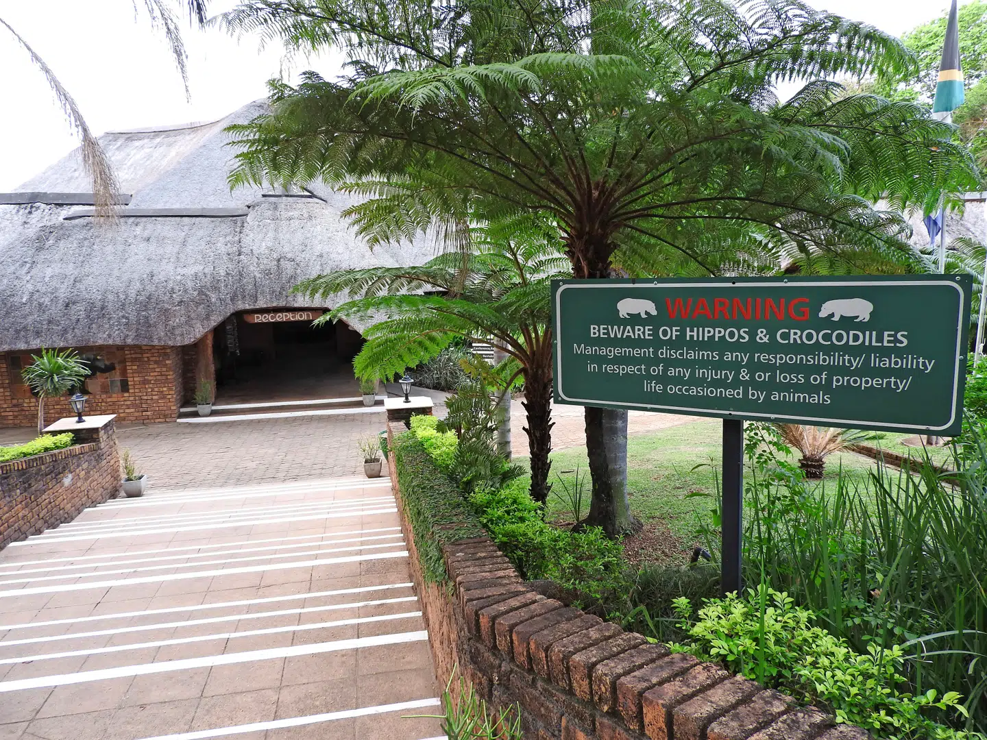 ’Pas på flodheste og krokodiller’, står der på skilte rundt omkring på safari-lodgen Hippo Hollow – her ved indgangen til spisesalen – og det er ment alvorligt.