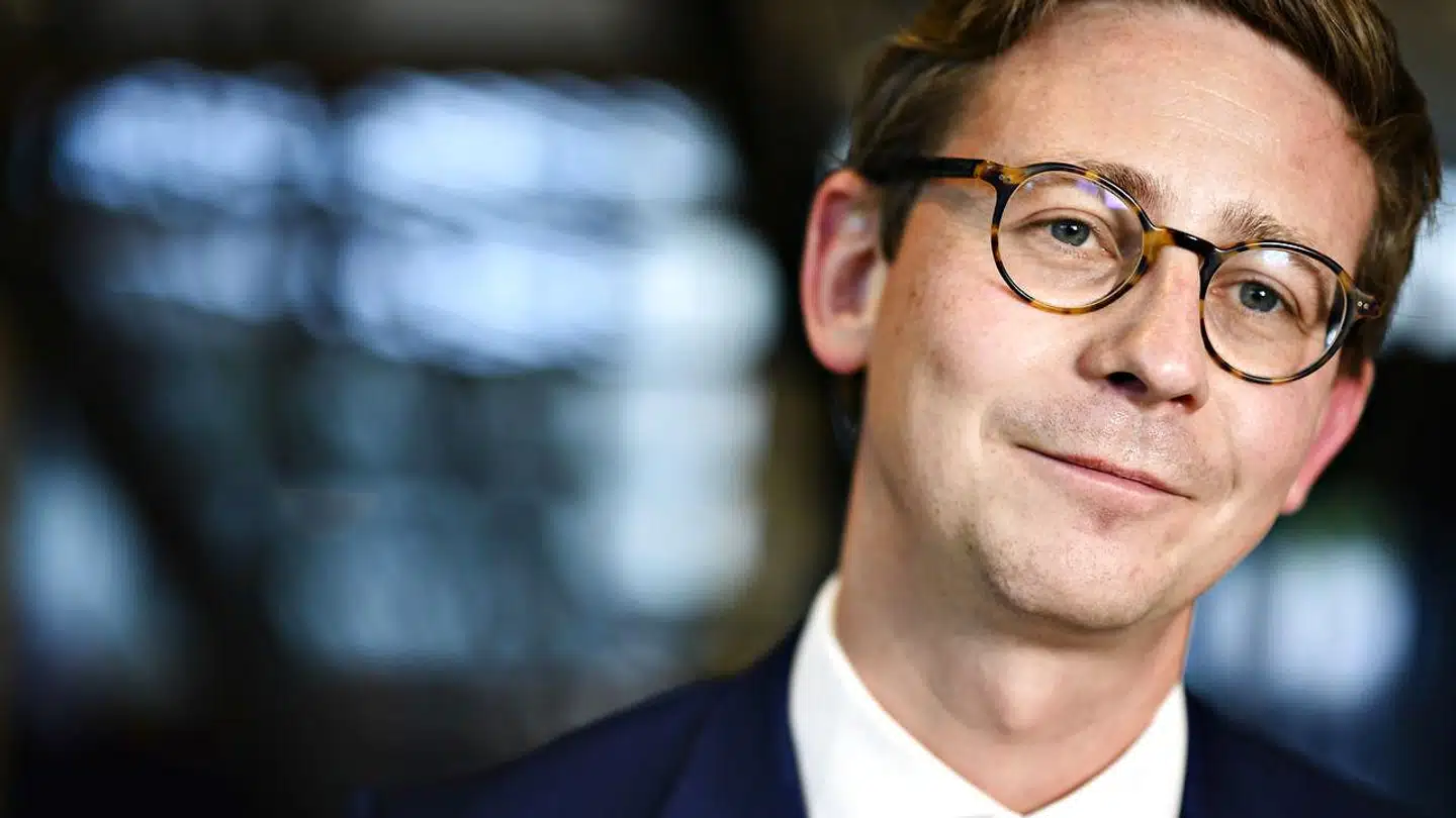 Skatteminister Karsten Lauritzen (V) måtte onsdag eftermiddag orientere forligspartierne om endnu en udskydelse af nye, offentlige ejendomsvurderinger. »Det koster statskassen 700 mio. kr., men ikke boligejerne. Det er penge, der er godt givet ud, fordi vi får sikkerhed for, at vi får et system, der fungerer«, forklarer han.