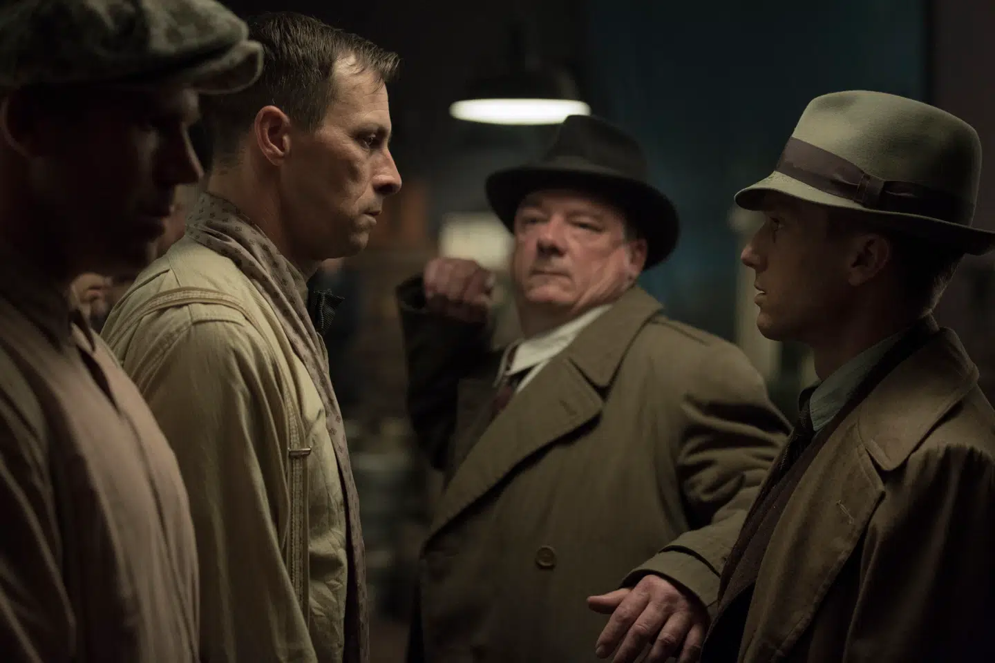 Fra højre er det seriens hovedkarakter Gereon Rath (Volker Bruch) og Bruno Wolther (Peter Kurth), der afhører to mistænkte i første afsnit af »Babylon Berlin«.