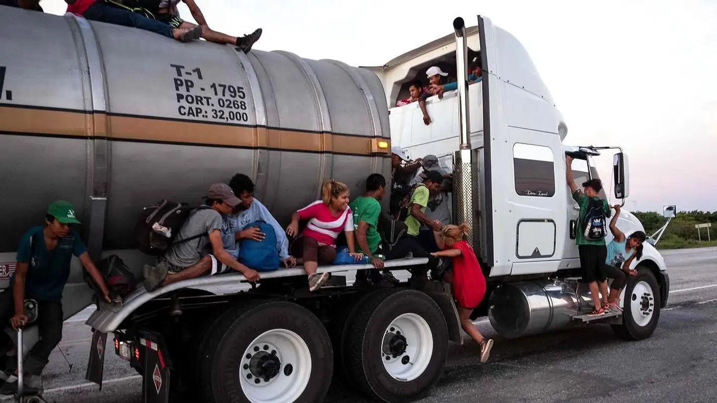 Karavanen af indvandrere er det meste af tiden til fods op gennem Mexico, men nogle får også som her ind i mellem et lift med lastbiler. Foto: Guillermo Arias/AFP/Ritzai Scanpix