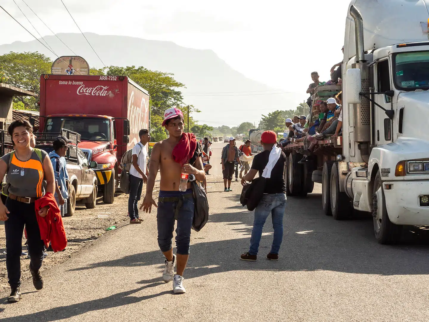 Med bjergene i baggrunden vandrer en gruppe af mellemamerikanske migranter i det sydlige Mexico. De er en del af den karavane, der prøver at nå til USA, og som nu er blevet en del af den amerikanske valgkamp.