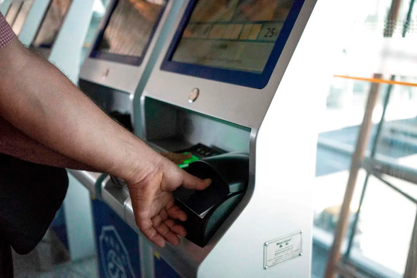 Fra 4. oktober skal rejsende til Kina afgive deres fingeraftryk på det kinesiske visumcenter i København. Kina er langt fra det eneste land, der kræver fingeraftryk ved visumansøgning. Det gør Danmark også. På billedet afgiver en udenlandsk rejsende sine fingeraftryk i lufthavnen i Beijing tilbage i maj måned.