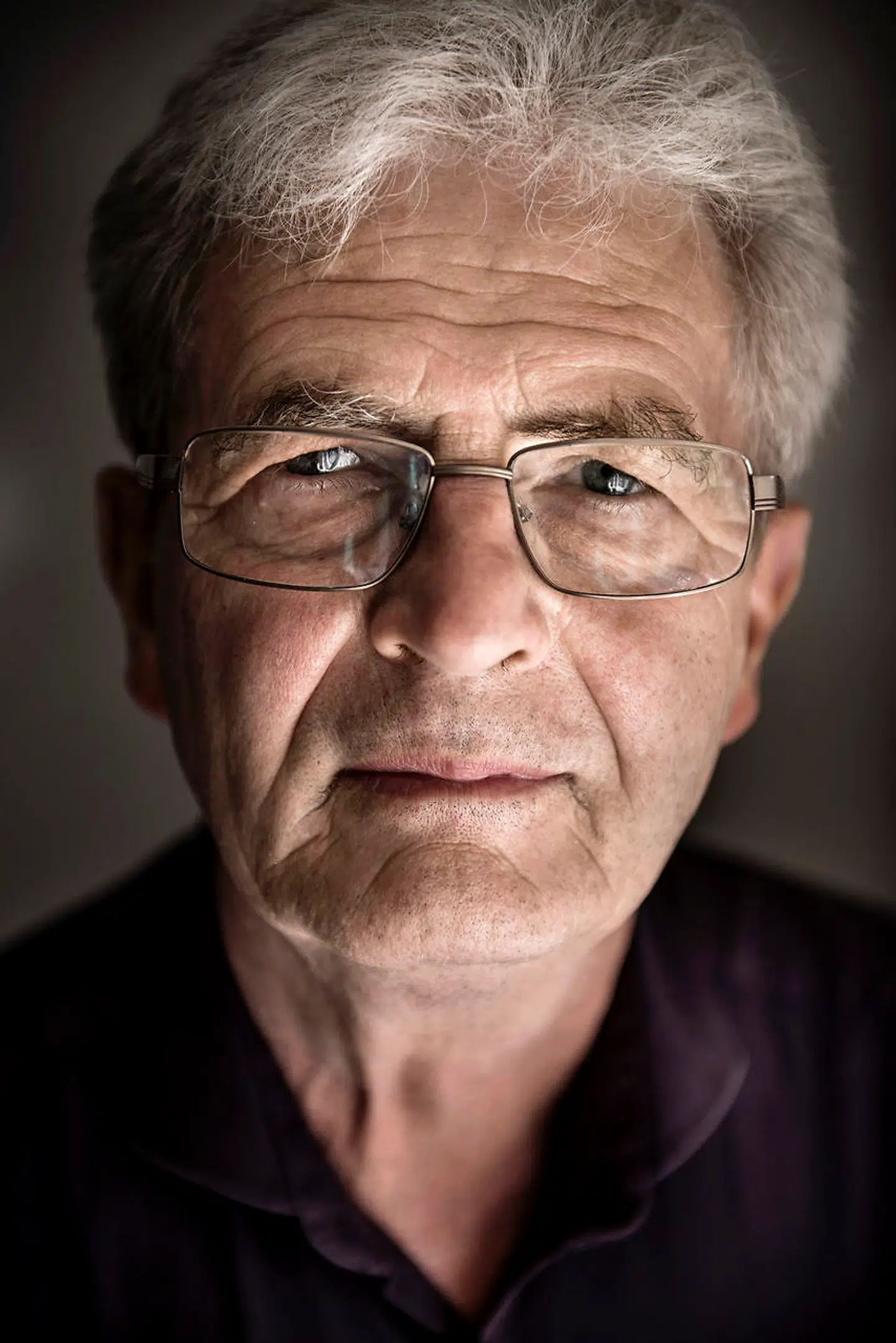 »un har gjort det fuldstændig suverænt, på trods af sin beskedne fremtræden og sin meget tørre stil,« siger Holger K. Nielsen