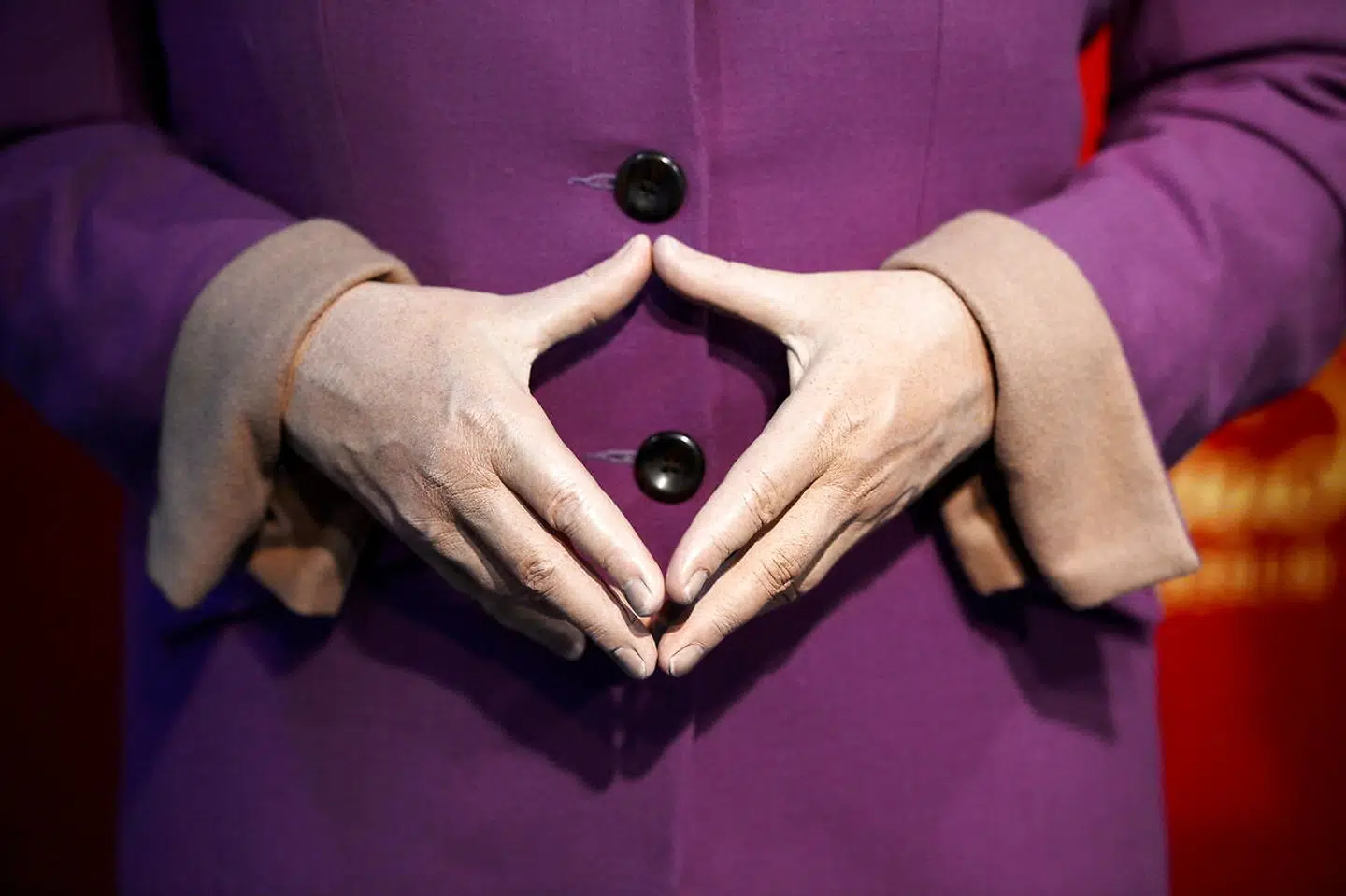 Ikke mange politikere har trykt valgplakater kun med deres hænder. Men i årevis følte tyskerne sig i sikre hænder hos den uprentiøse kansler Angela Merkel - så meget, at det var hendes valgplakat i 2013. Her topppede hendes karriere, og hun vandt næsten det absolutte flertal i Forbundsdagen. Siden fulgte flygtningekrisen og en generel irritation over, at Merkel sjældent satte ord på de mange forandringer, der havde ramt Tyskland.