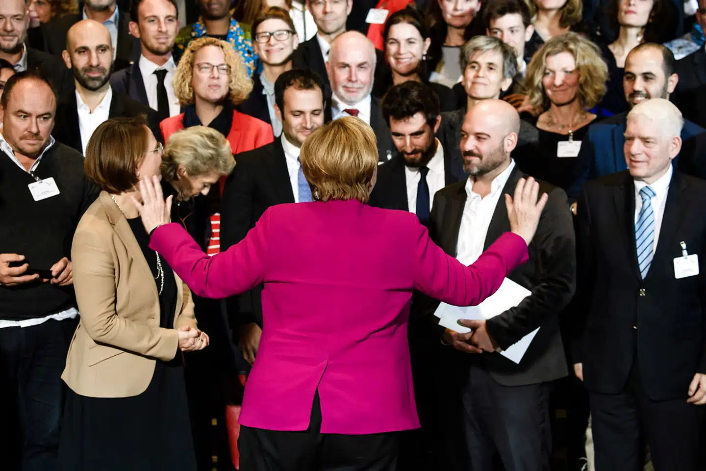 Efter mandagens pressekonference uddelte Angela Merkel en integrationspris. Det var især udlændingepolitikken, der var dråben, der fik bægeret til at flyde over hos mange tyskere. Næsten hver 4. har i dag en migrationsbaggrund. Det hører dog også med til billedet, at mange fortsat støtter Merkels linje, men i dag sætter kryds ud for De Grønne.