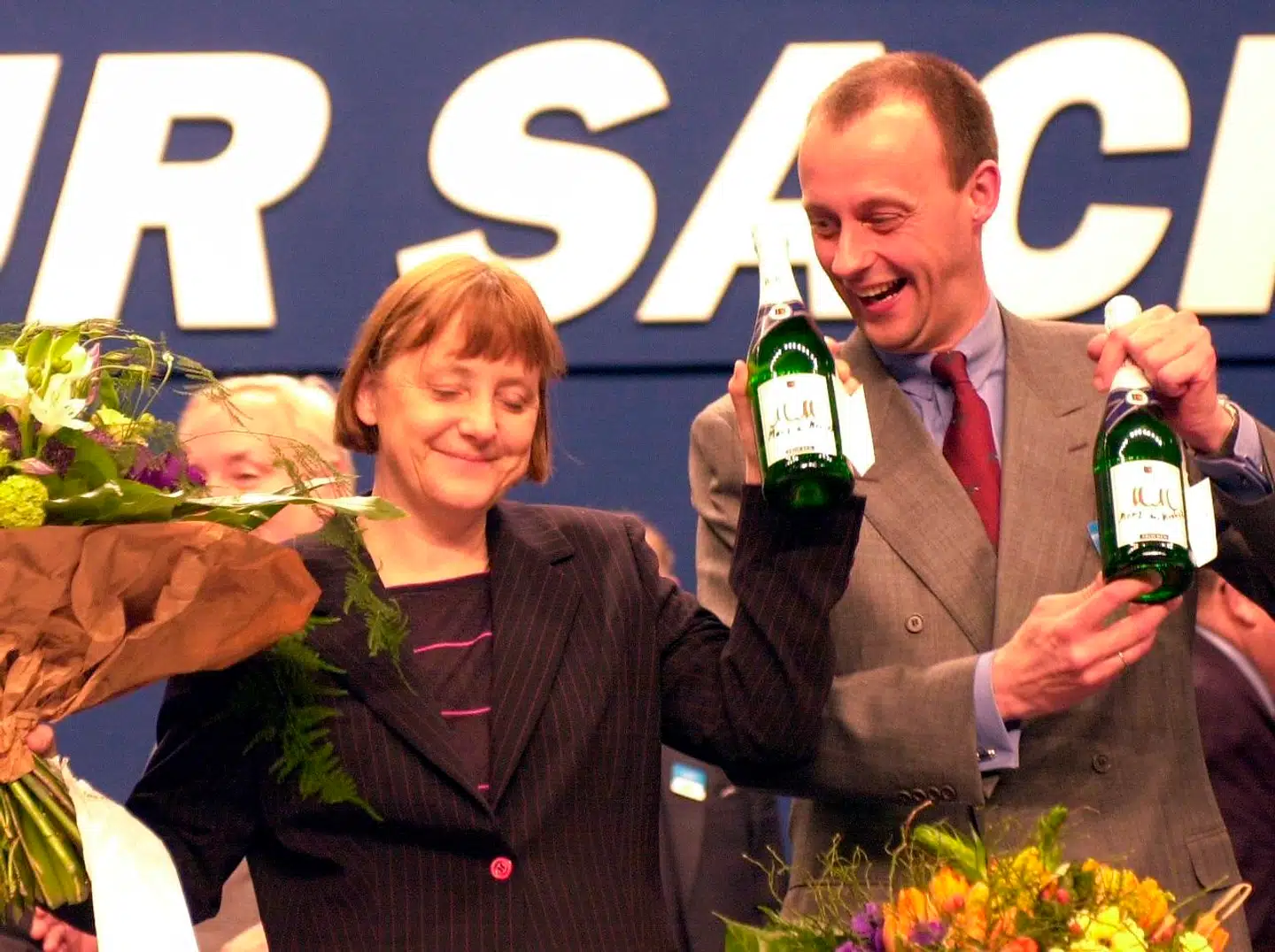 I april 2000 blev Angela Merkel for første gang valgt som formand for CDU. Ved siden af hende står partiets daværende gruppeformand, Friedrich Merz. De to brød med hinanden, da Merkel i 2002 indgik en aftale med CSUs formand Edmund Stoiber om, at han - i stedet for Merkel - skulle blive CDU/CSUs fælles kanslerkandidat. Hvis ikke han slog Gerhard Schröder ved Forbundsdagsvalget, skulle Stoiber til gengæld støtte Merkels ambition om på én og samme tid at være CDU-formand og gruppeformand. Stoiber tabte - og det gjorde Merz dermed også. Merzs skæbne er én af årsagerne for, at Merkel i Tyskland betegnes som »Männermörder.«