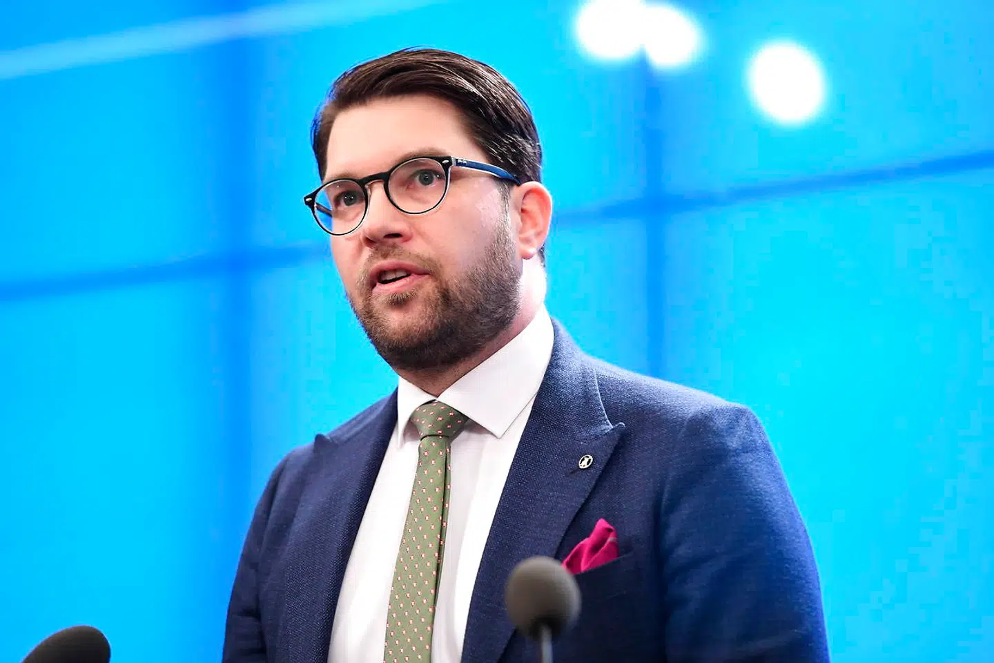 Sverigedemokraternas partileder, Jimmie Åkesson, er sammen med Vänsterpartiets leder, Jonas Sjöstedt, sat helt uden for de forhandlinger, som nu skal finde sted i Sverige.