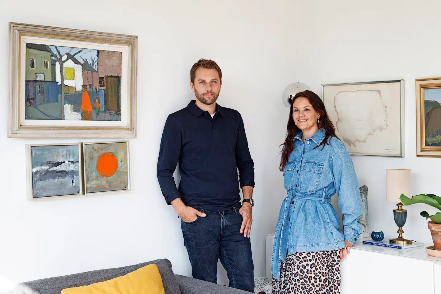 Christina J. Jørgensen og Claes Joakim Ossmark bor i en villalejlighed i Gentofte i en murermestervilla. Lejligheden var istandsat, da parret flyttede ind, så de skulle blot flytte ind og indrette. Kunst har en særlig betydning for parret, der bor med en del værker, de har arvet. Blandt andet er værket bag Christina J. Jørgensen arvet fra hendes mor, der havde vundet det i en kunstforening. Værket er lavet af Susanne Ussing, og hedder 'Syreregn over Barsebäck'.