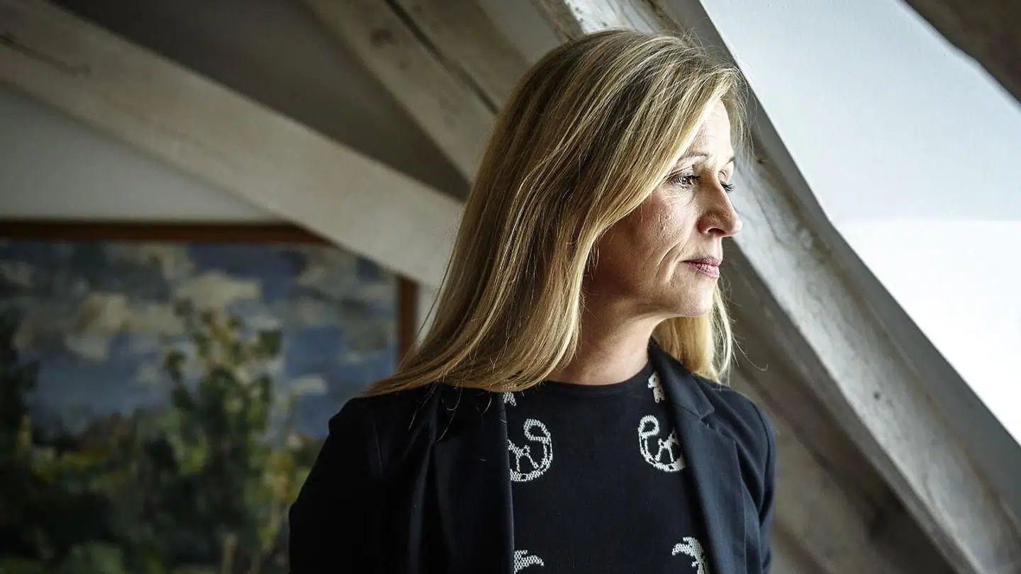 Dansk Folkepartis integrationsordfører, Marie Krarup, ønsker, at flygtninge, der kommer til Danmark, skal sendes i lejre, de ikke kan forlade, uanset om de måtte være der i 10-12 år eller længere. Som man gjorde med tyske flygtninge efter Anden Verdenskrig i Oksbøl-lejren.