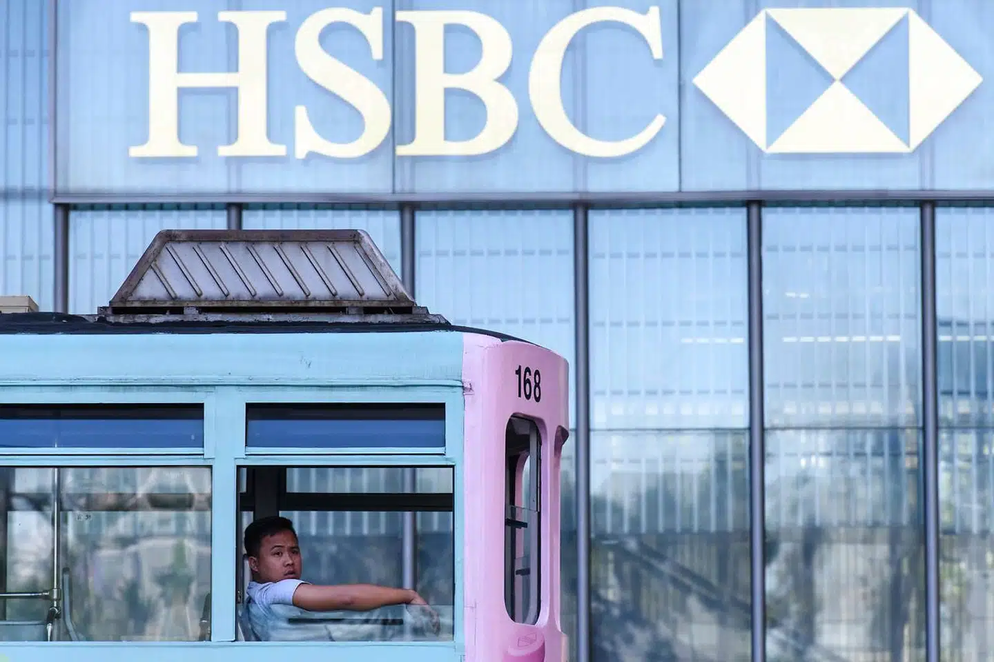 Storbanken HSBC stiger pænt på børsen i Hongkong efter et kvartalsregnskab med stor fremgang i overskuddet.
