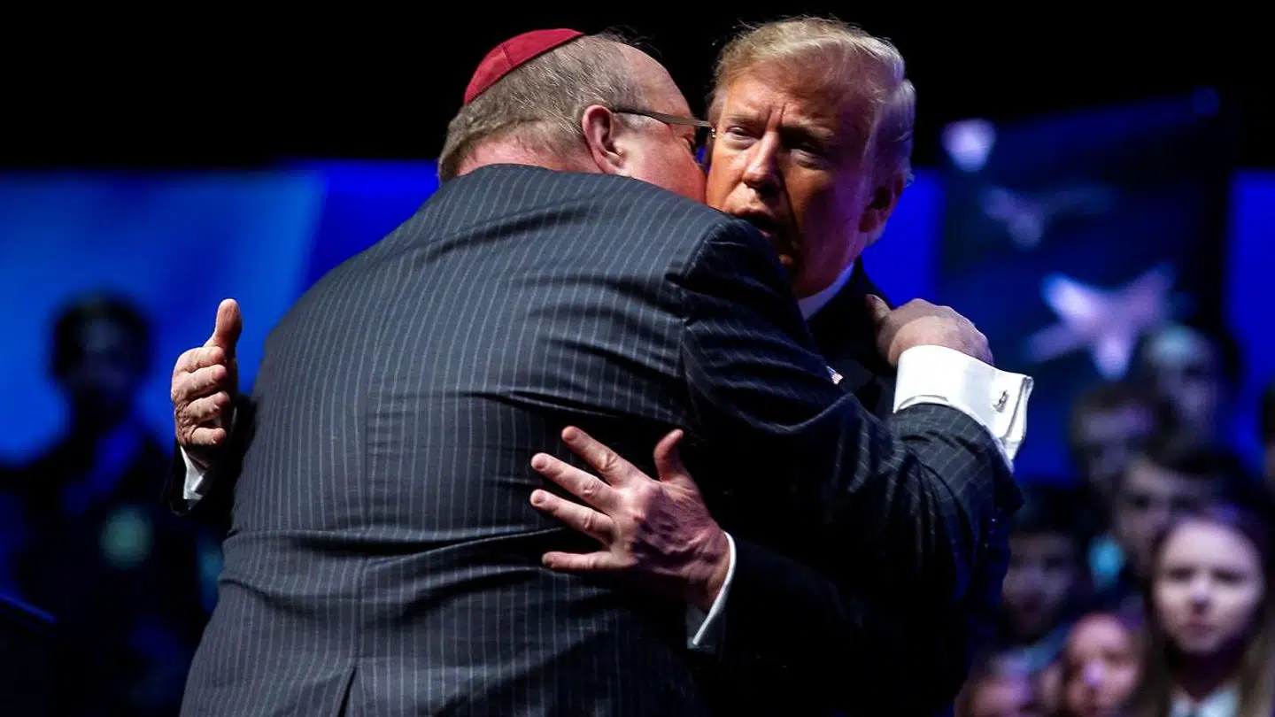 Præsident Donald Trump får et kys på kinden af Rabbi Benjamin Sendrow efter bøn på det 91. årsmøde for Future Farmers of America Convention i Indianapolis.