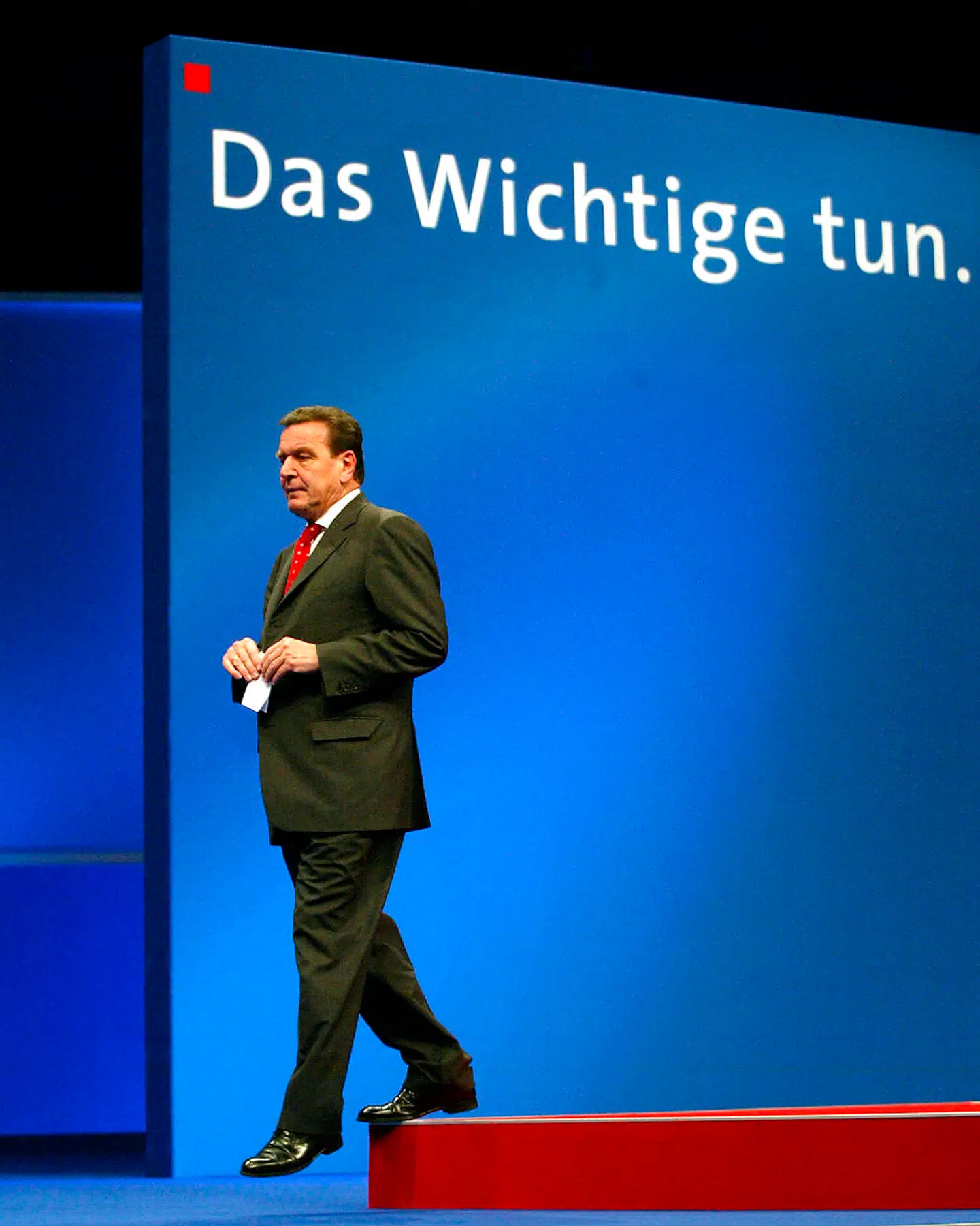 Kan Angela Merkel blive tvunget til at lave en »Gerhard Schröder«, dvs. acceptere, at hun fremover kun skal være kansler og ikke formand? Merkel har hidtil – ikke mindst med reference til Gerhard Schröders videre skæbne – insisteret på, at hun vil have begge poster. Året efter at han afgav formandsposten, måtte en stærkt svækket kansler udskrive valg i utide.