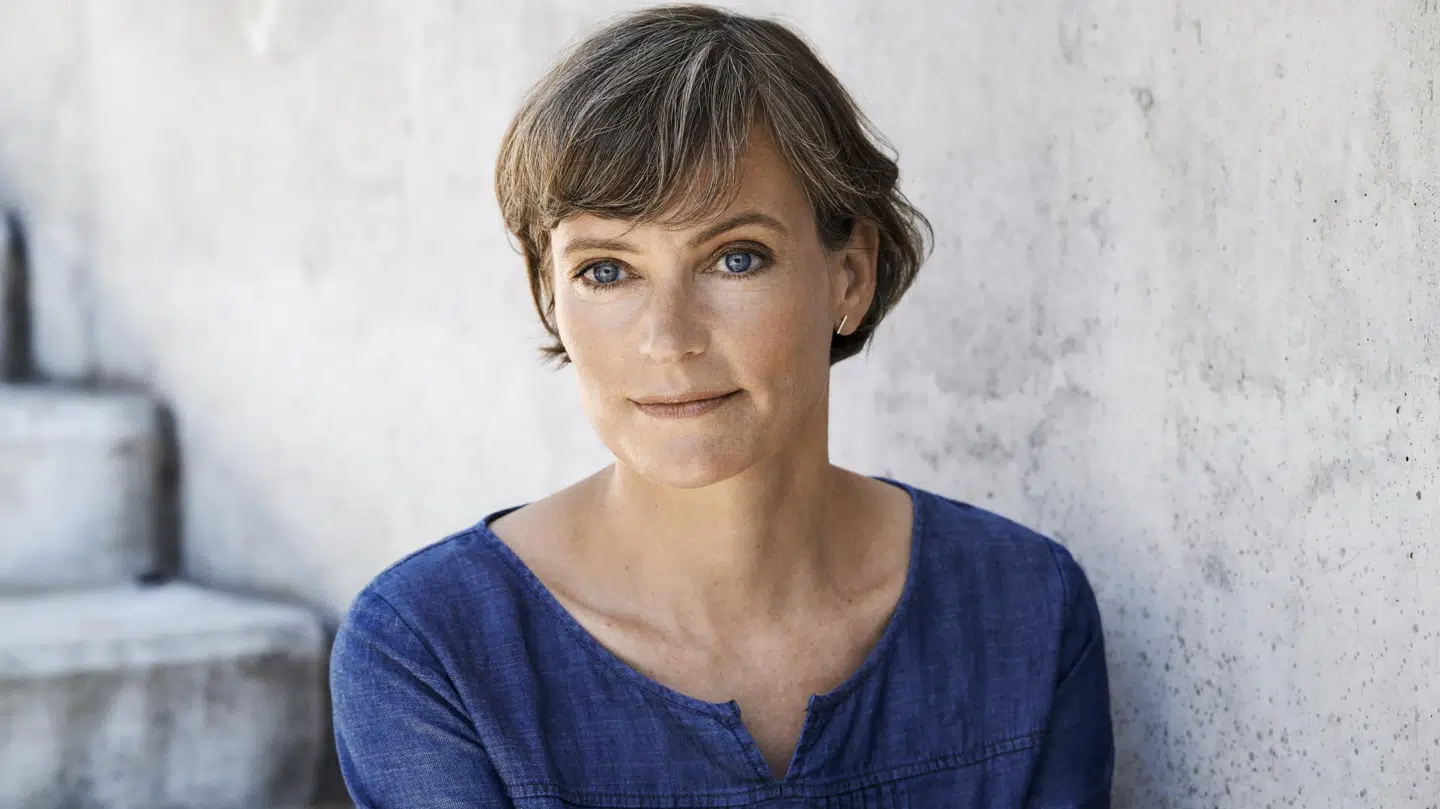 »Med respekt og en imponerende research har Malene Ravn skrevet sig såvel ind i som ud af facts og følelser og dermed skabt fiktion, der bevæger og belyser,« skriver Merete Reinholdt i sin anmeldelse af »I dine øjne«.