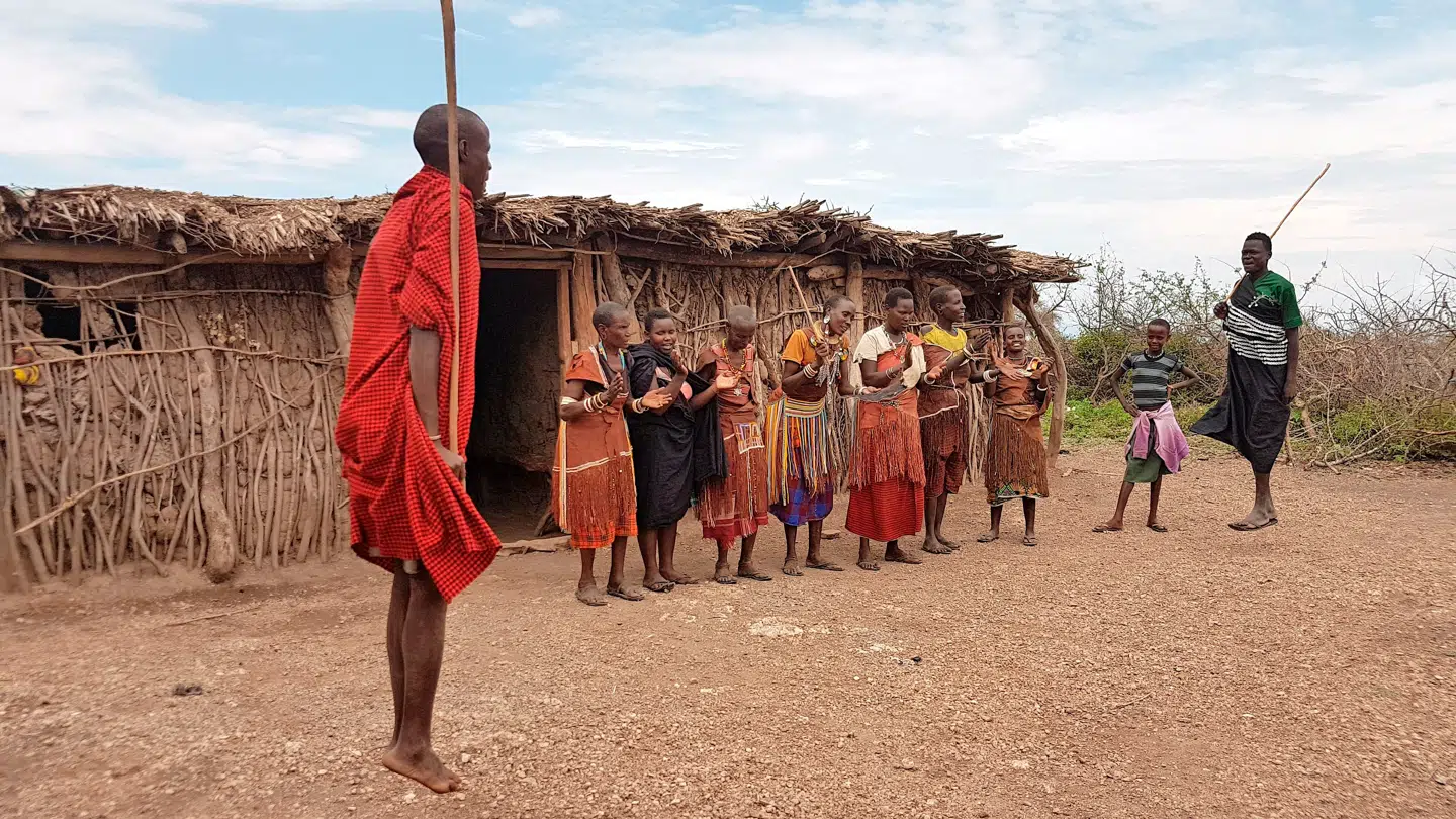 Overalt hvor man kører på vejen mod parkerne fra Arusha, ser man autentiske masaifolk. Men hvis du standser og tager billeder, forventer især de unge at få en gave.