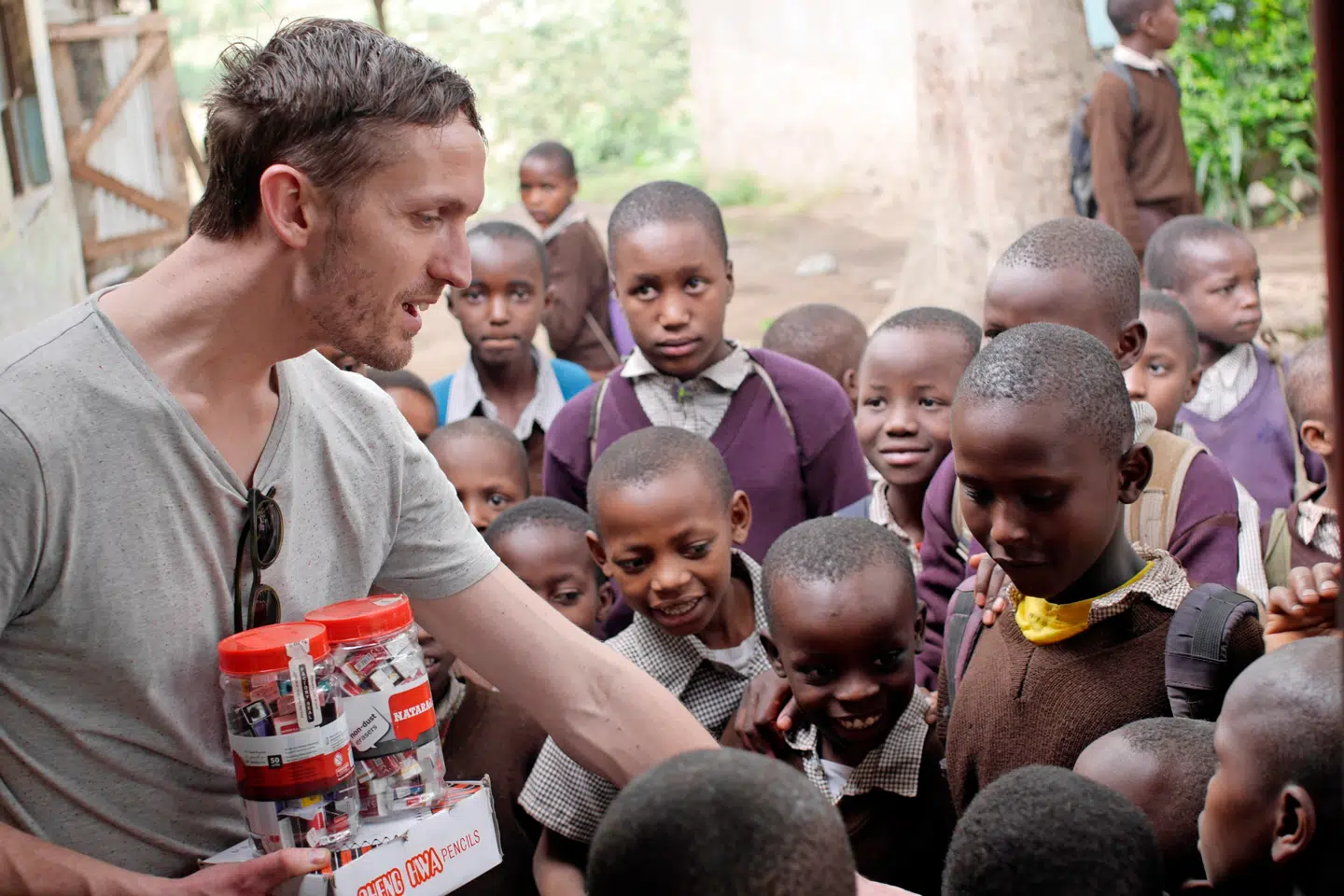 Hvis du vælger at besøge en skole, kan det være en rigtig god idé at købe gaver med. Kuglepenne, notesbøger og lignende betyder alverden for skolerne i Arusha.