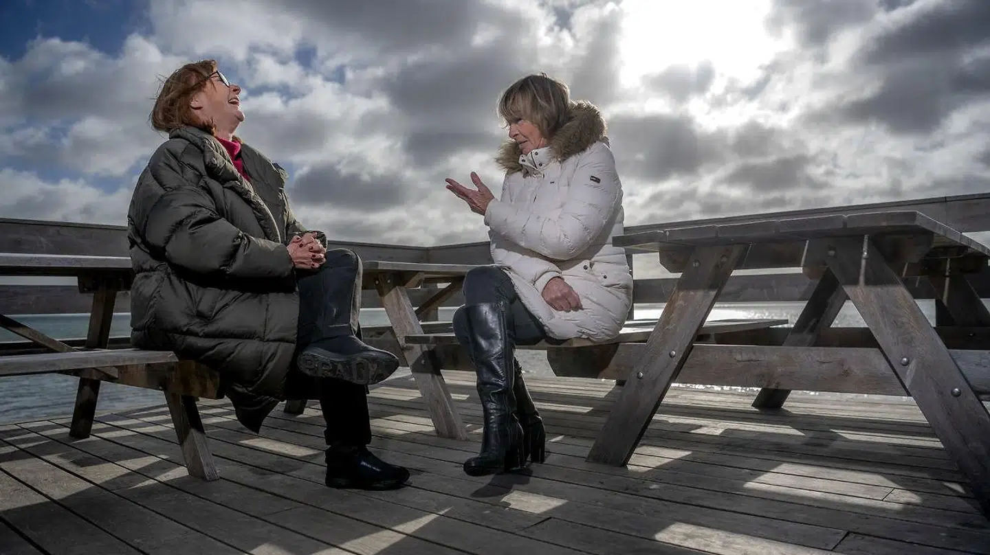 Grethe Fenger Møller (tv.) og Mimi Jakobsen har kendt hinanden, siden de blev valgt til Folketinget i 1977 for hhv. de Konservative og CD. I dag har de begge forladt politik, men mødes jævnligt, bl.a. på deres »stamcafé« i Sletten Bådeklub.