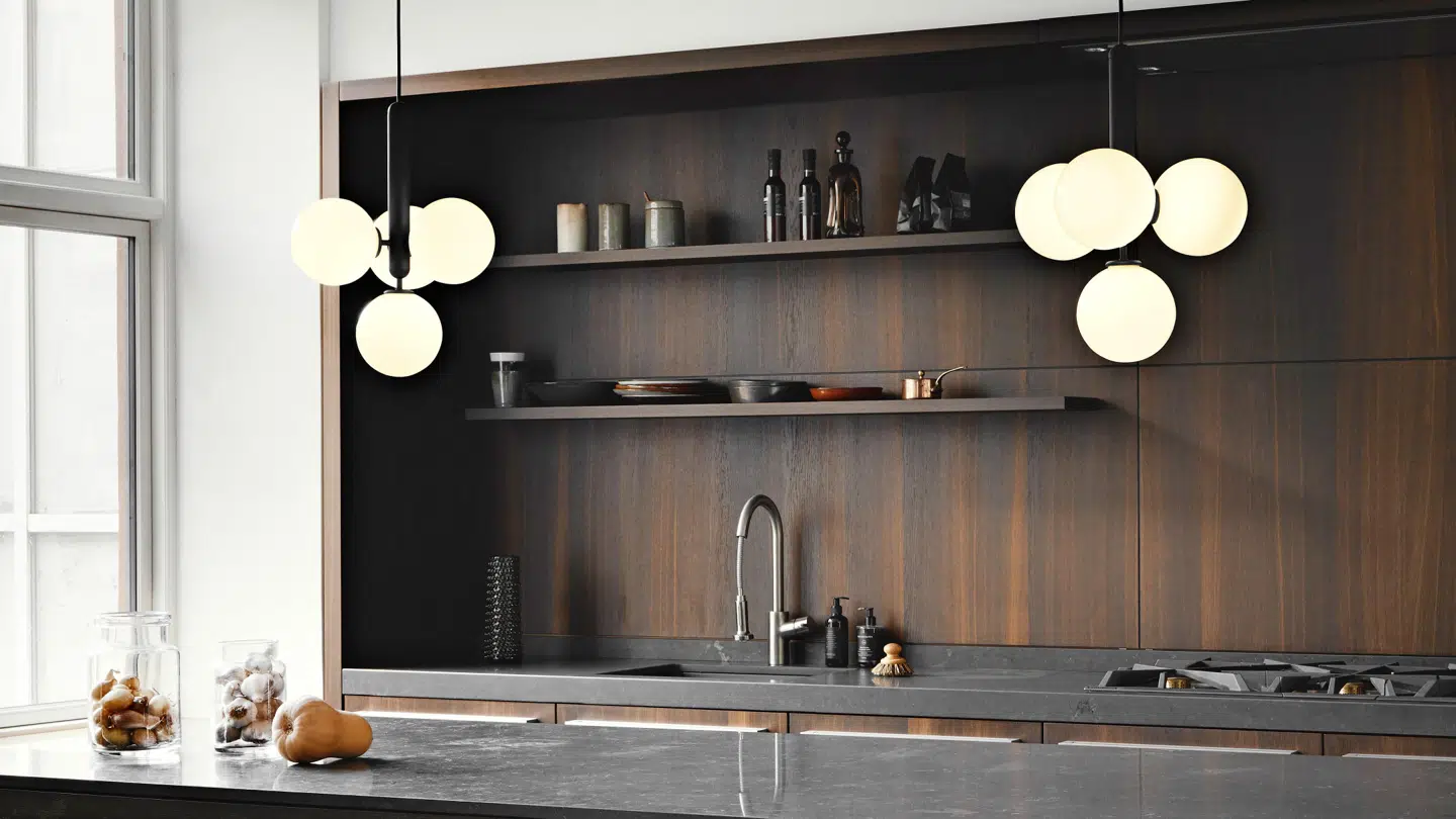 Lys kan skabe forskellige stemninger og er afgørende for vores velbefindende. I køkkenet er det f.eks. vigtigt, at der er et godt arbejdslys. Foto: PR/Nuura