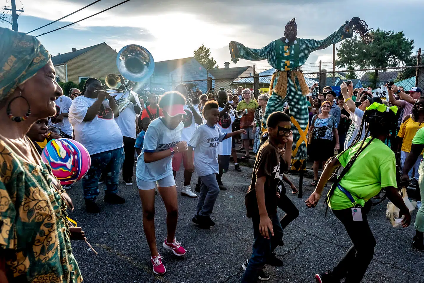Der er musik, fest og gang i gaden i kvarteret Tremé i New Orleans til den årlige festival, hvor man fejrer den afroamerikanske kultur og historie.